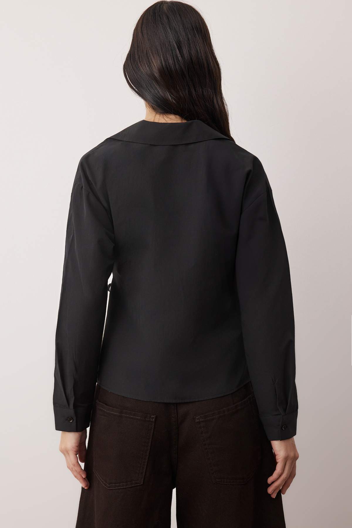 Trendyolmilla  Siyah Kruvaze Kapama Bağlama Detaylı Regular Kalıp Dokuma Gömlek TWOSS25GO00029 - Görsel 6