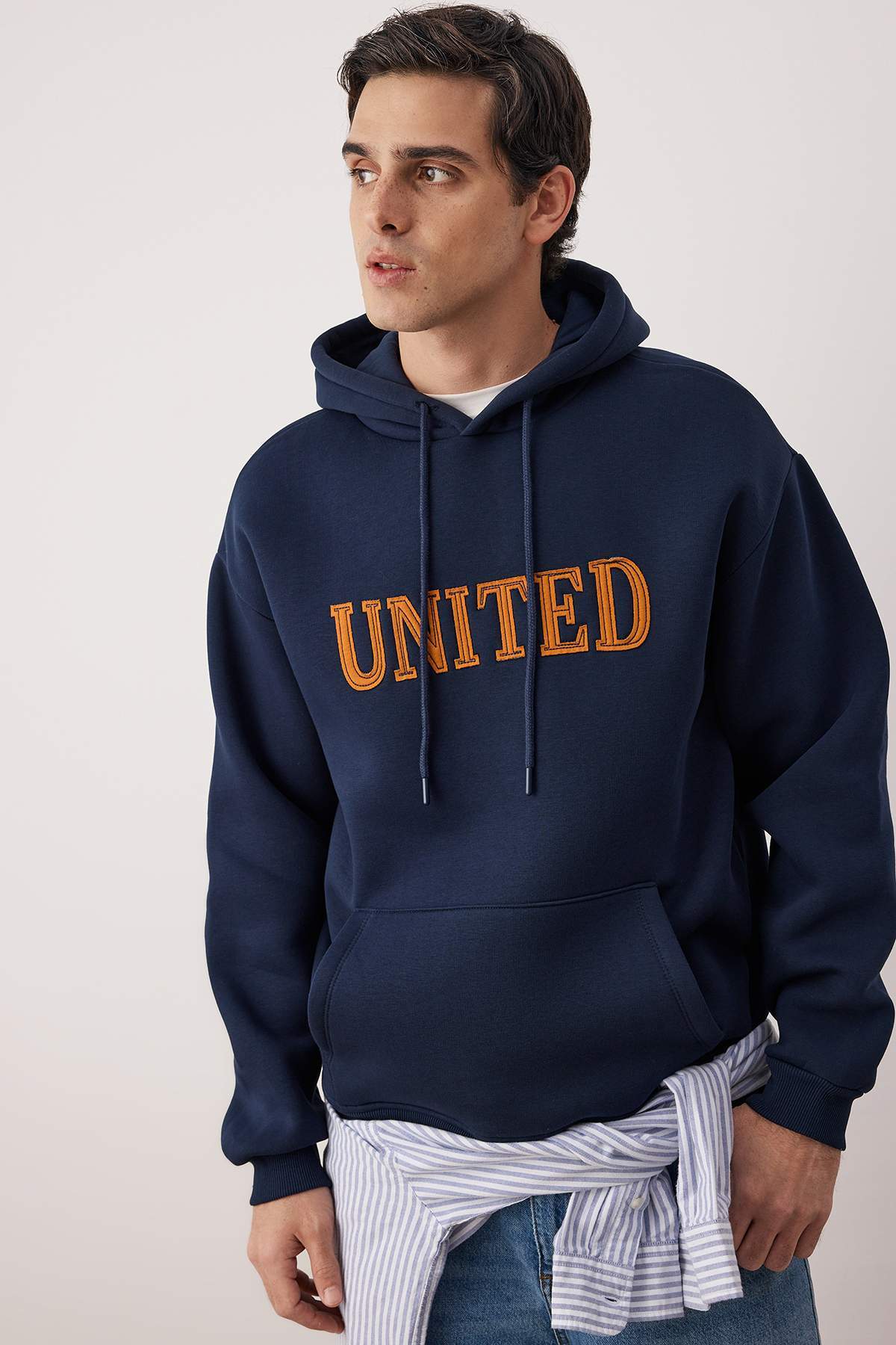 Trendyolmilla  Lacivert Oversize/ Geniş Kesim Aplike Nakışlı Sweatshirt TMNAW26SW00056