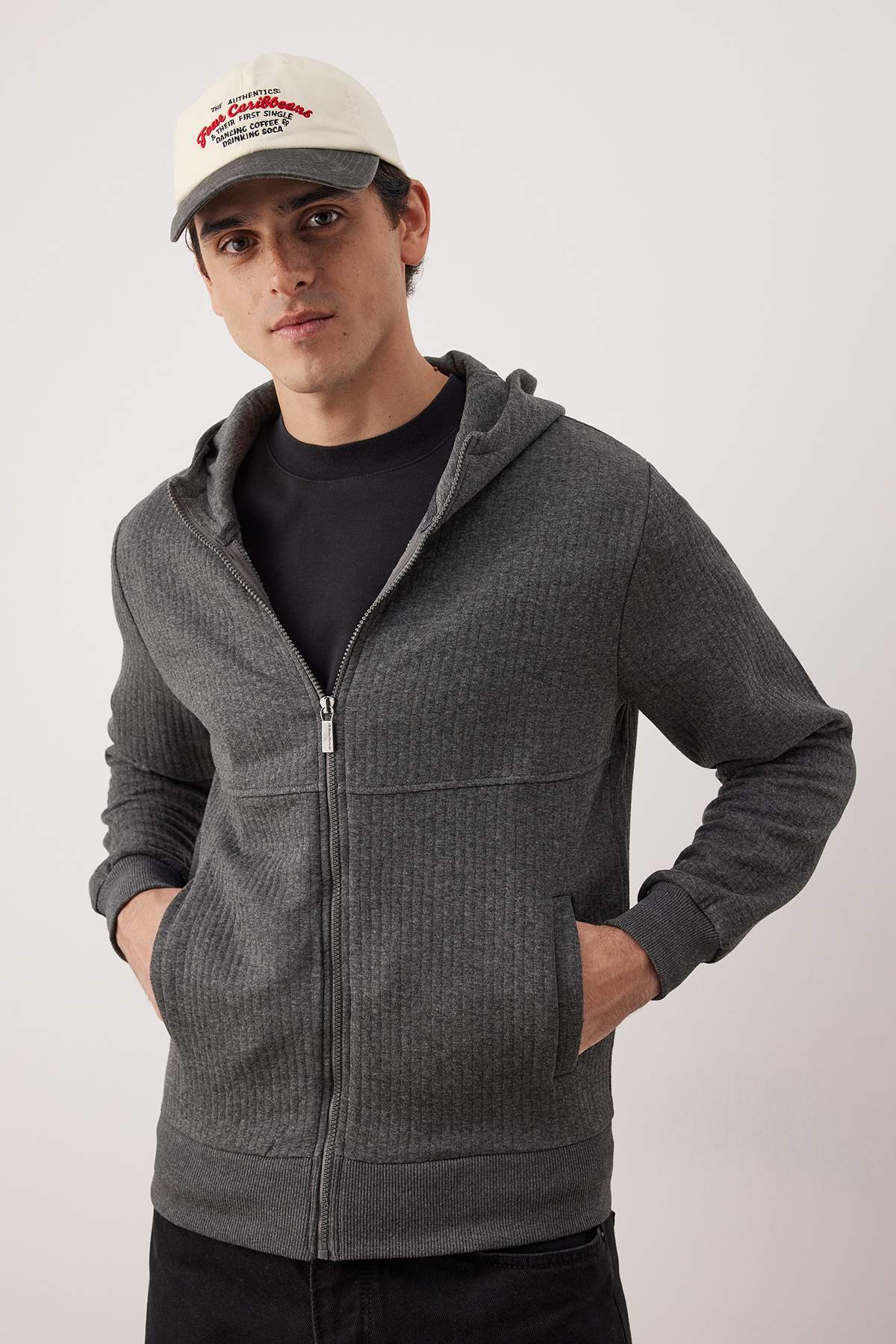 Trendyolmilla  Gri Regular/Normal Kesim Dokulu Kapüşonlu Sweatshirt TMNAW26SW00061 - Görsel 2