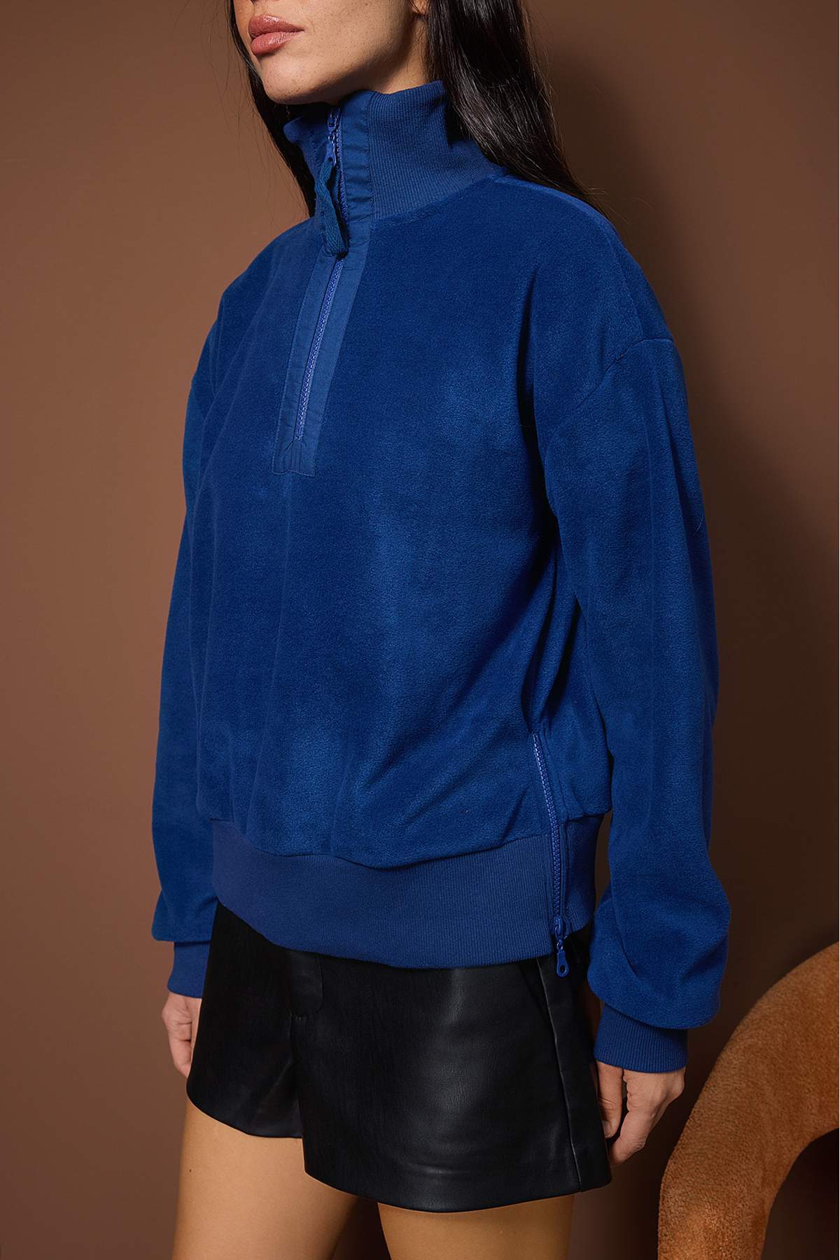 Trendyolmilla  Lacivert Regular/Normal Kalıp Fermuar Detaylı Dik Yaka Polar Kalın Örme Sweatshirt TWOAW26SW00026 - Görsel 3