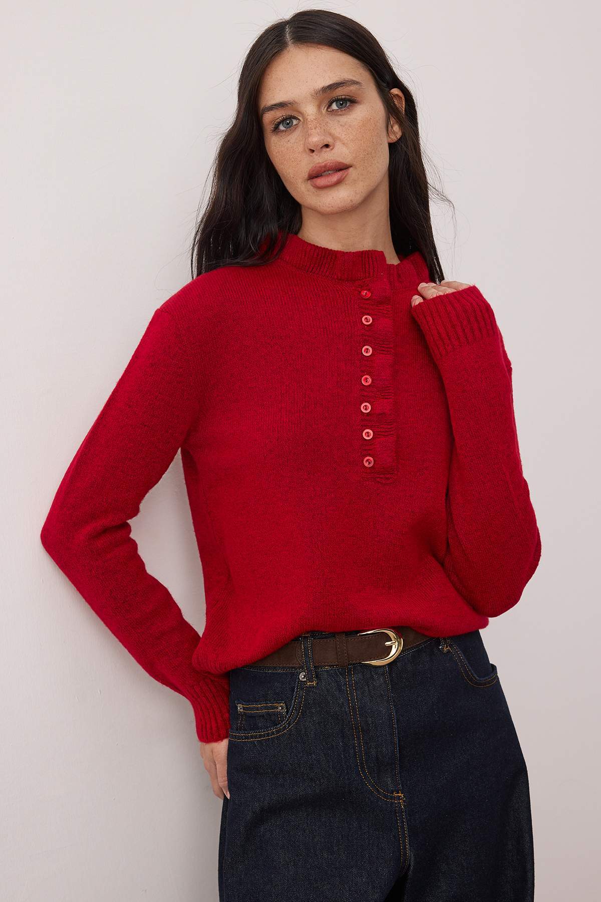 Trendyol Collection Czerwony sweter z detaliami i miękką fakturą TWOAW26KZ00221