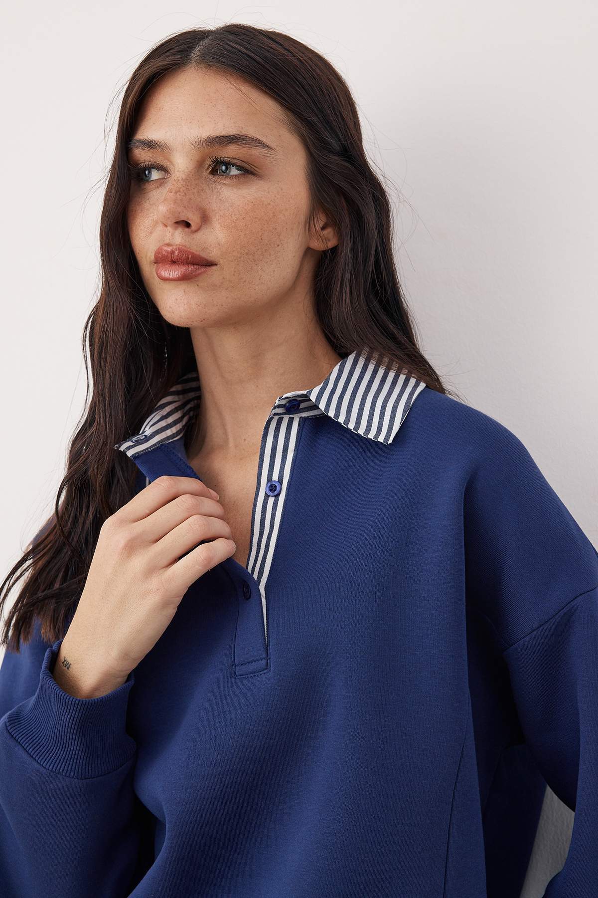 Trendyol Collection Navy Blue Woven Garni Detailed Oversize Fit Polo Neck Thick Fleece Knitted Sweatshirt Twoaw26Sw00116