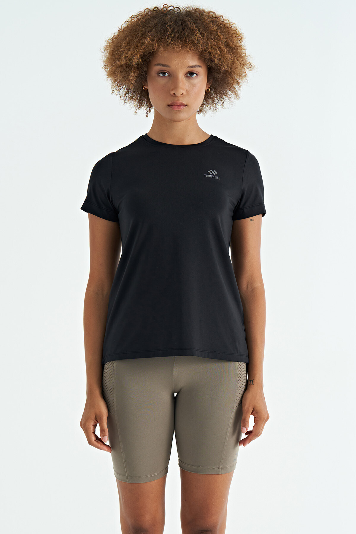 TOMMY LIFE Siyah Sırt Yırtmaç Detaylı O Yaka Kısa Kollu Standart Kalıp Kadın T-Shirt - 97267 görsel 2