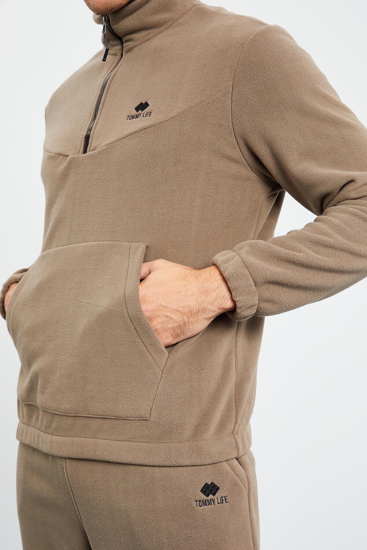 ست اَشْفَتَان مردانه یقه ایستاده زیپ نیمه و پاچه کشی پلار رنگ شتری - 85159