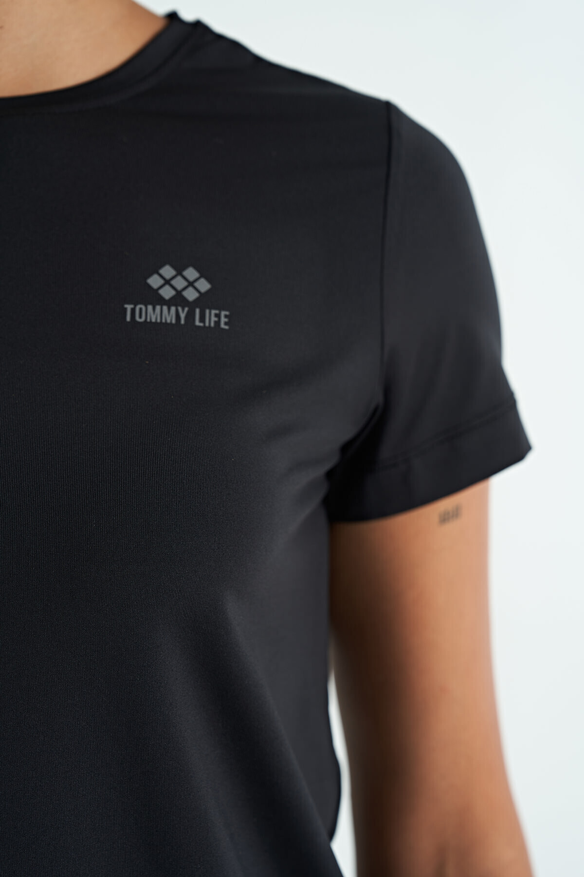 TOMMY LIFE Siyah Sırt Yırtmaç Detaylı O Yaka Kısa Kollu Standart Kalıp Kadın T-Shirt - 97267 görsel 6
