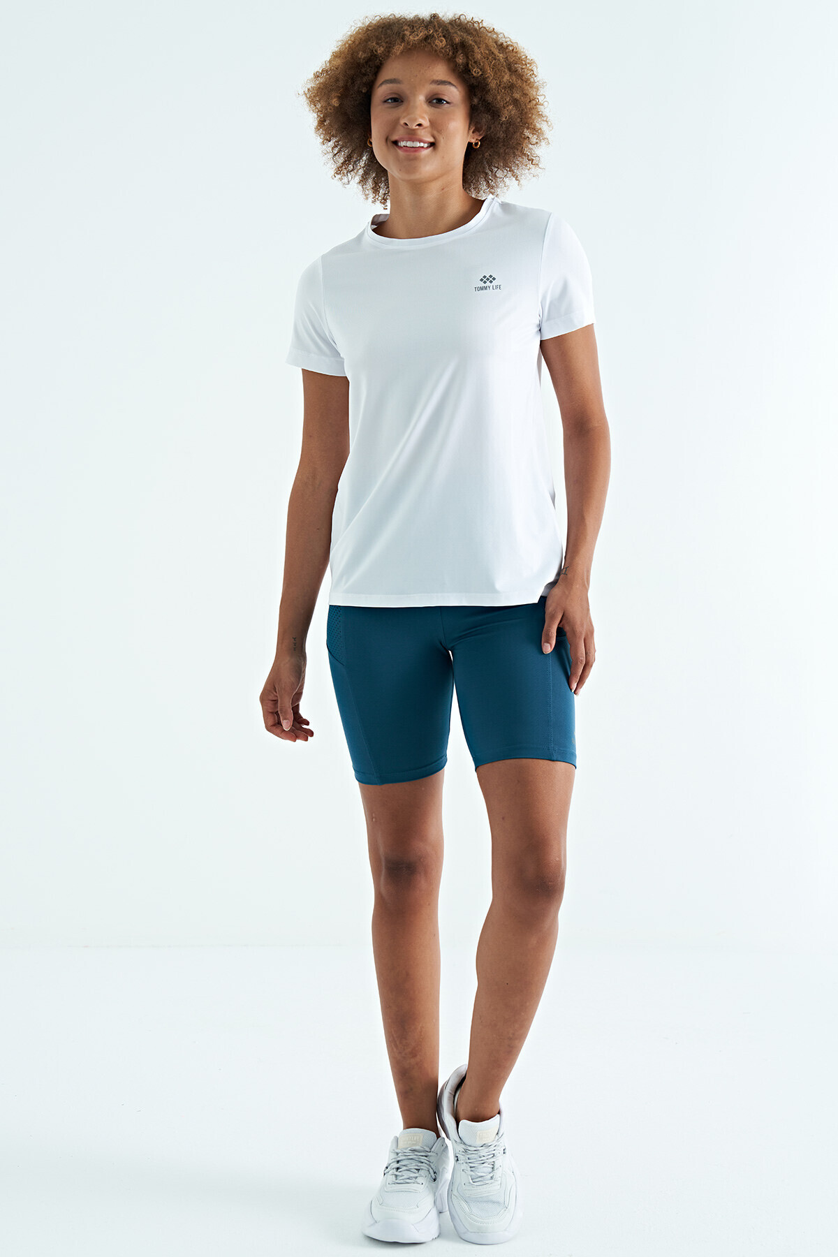TOMMY LIFE Beyaz Sırt Yırtmaç Detaylı O Yaka Kısa Kollu Standart Kalıp Kadın T-Shirt - 97267 görsel 6