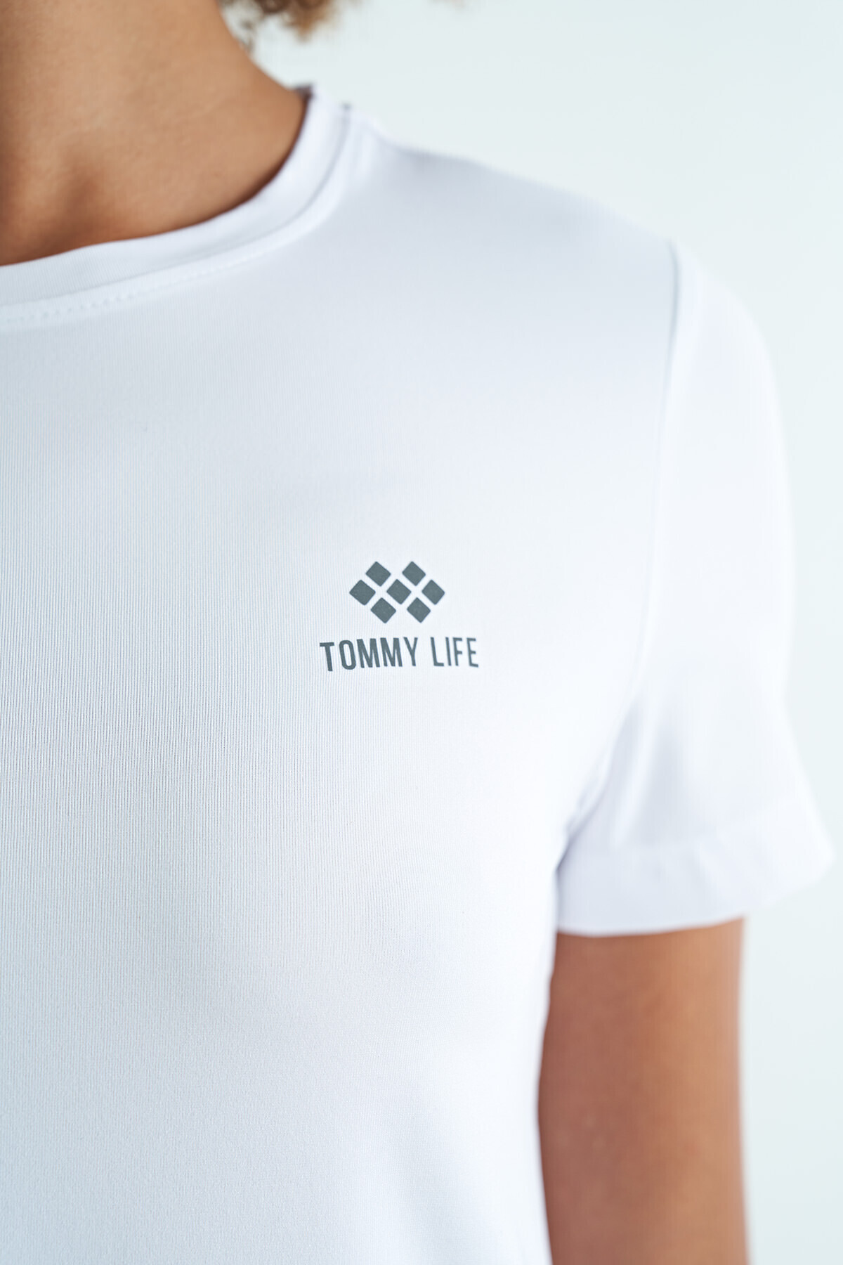 TOMMY LIFE Beyaz Sırt Yırtmaç Detaylı O Yaka Kısa Kollu Standart Kalıp Kadın T-Shirt - 97267 görsel 7