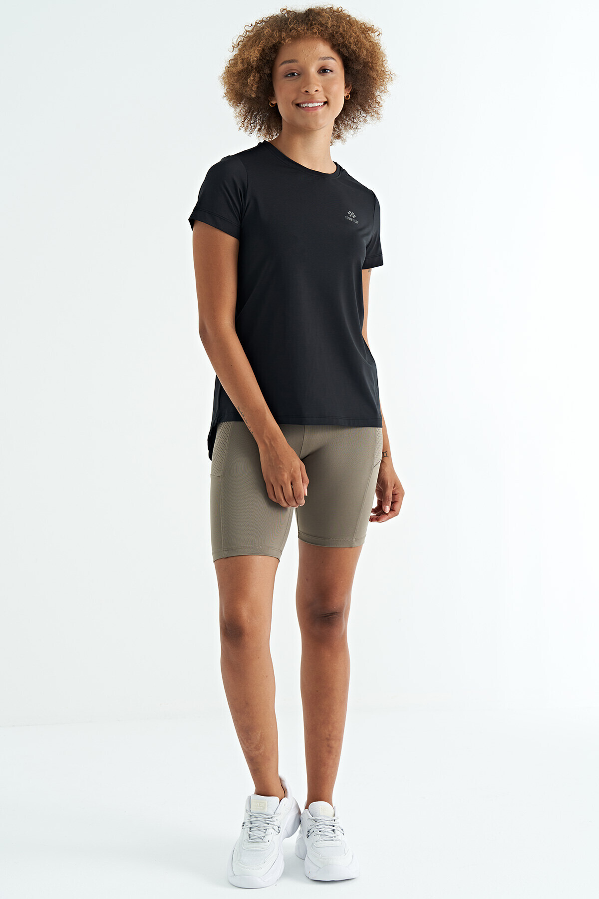 TOMMY LIFE Siyah Sırt Yırtmaç Detaylı O Yaka Kısa Kollu Standart Kalıp Kadın T-Shirt - 97267 görsel 5