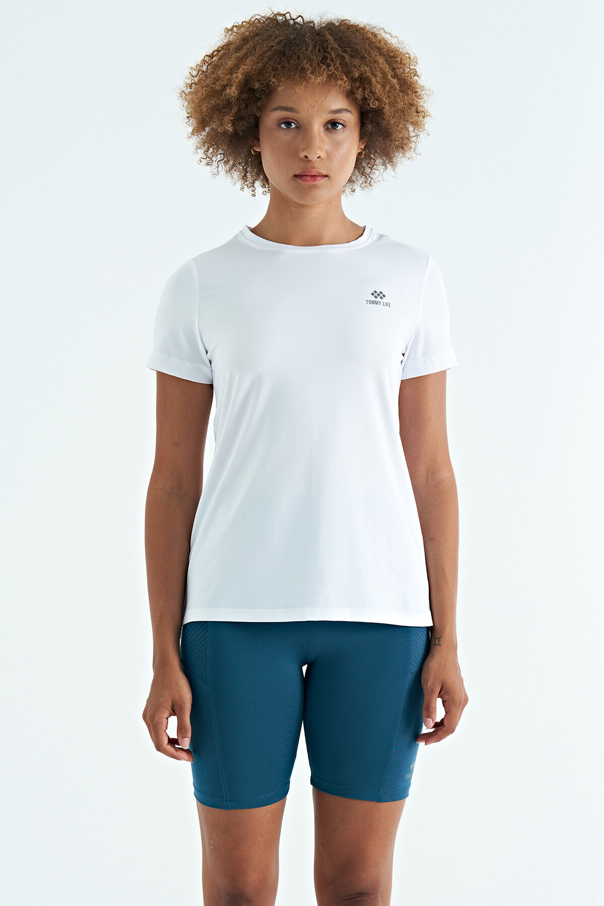 TOMMY LIFE Beyaz Sırt Yırtmaç Detaylı O Yaka Kısa Kollu Standart Kalıp Kadın T-Shirt - 97267 görsel 2