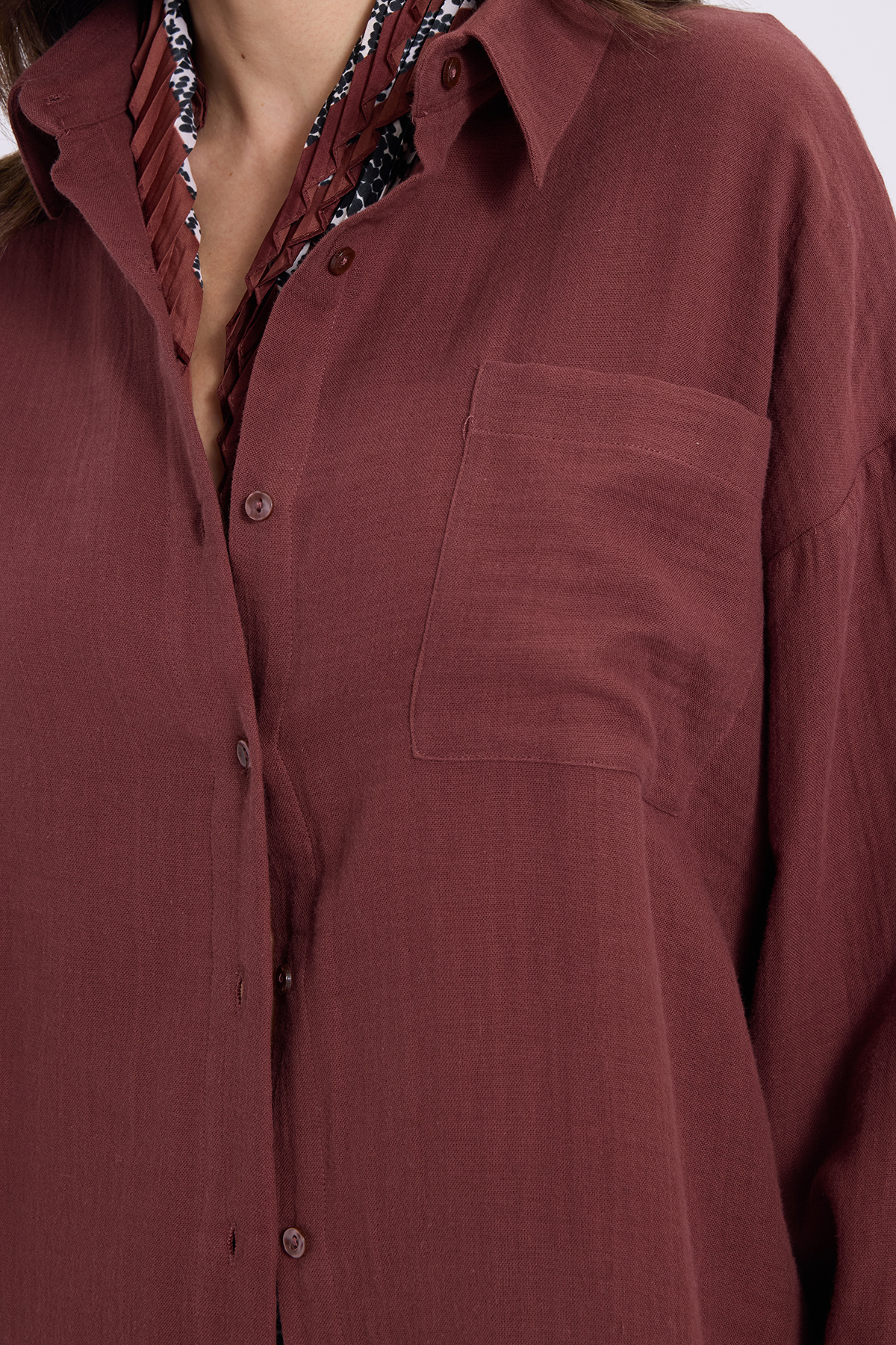 Tudors  Kadın Oversize Geniş Kesim %100 Pamuk Müslin Kumaş Uzun Kollu Cepli Dokulu Kahverengi Gömlek - Görsel 4