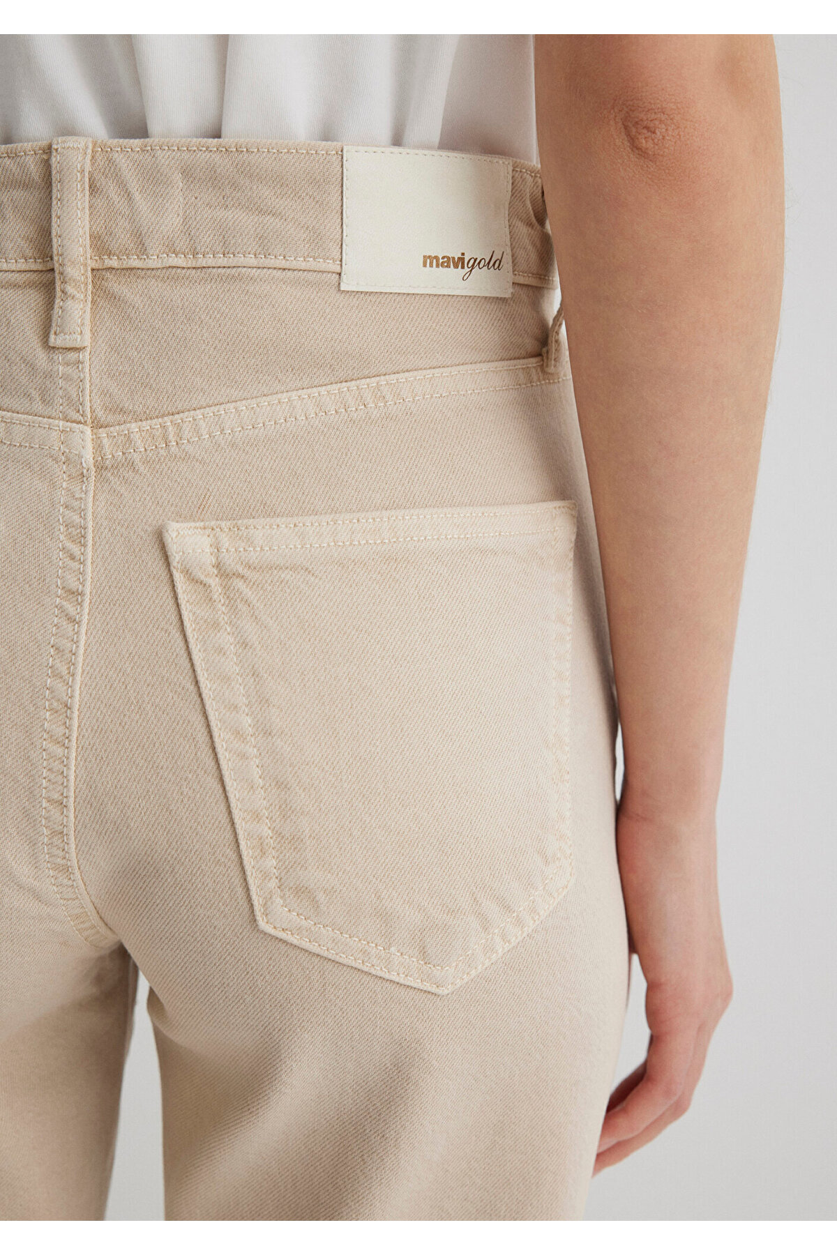 شلوار جین کرم سنگ‌دوزی شده طلایی پریمیوم ماوی مارتا 1010928-88600