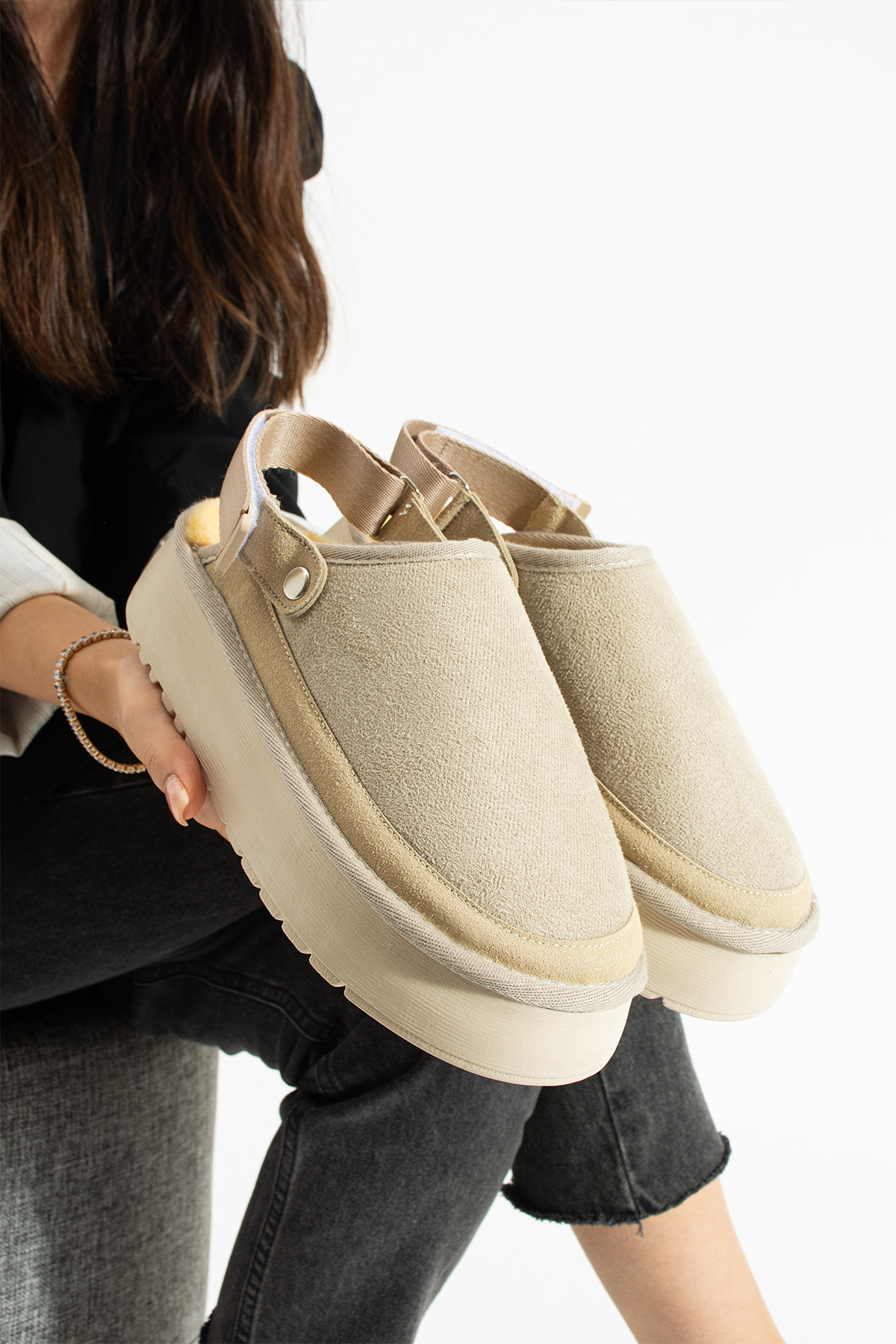 Moda Devrin Bej Süet İçi Yünlü Kalın Taban Sandalet