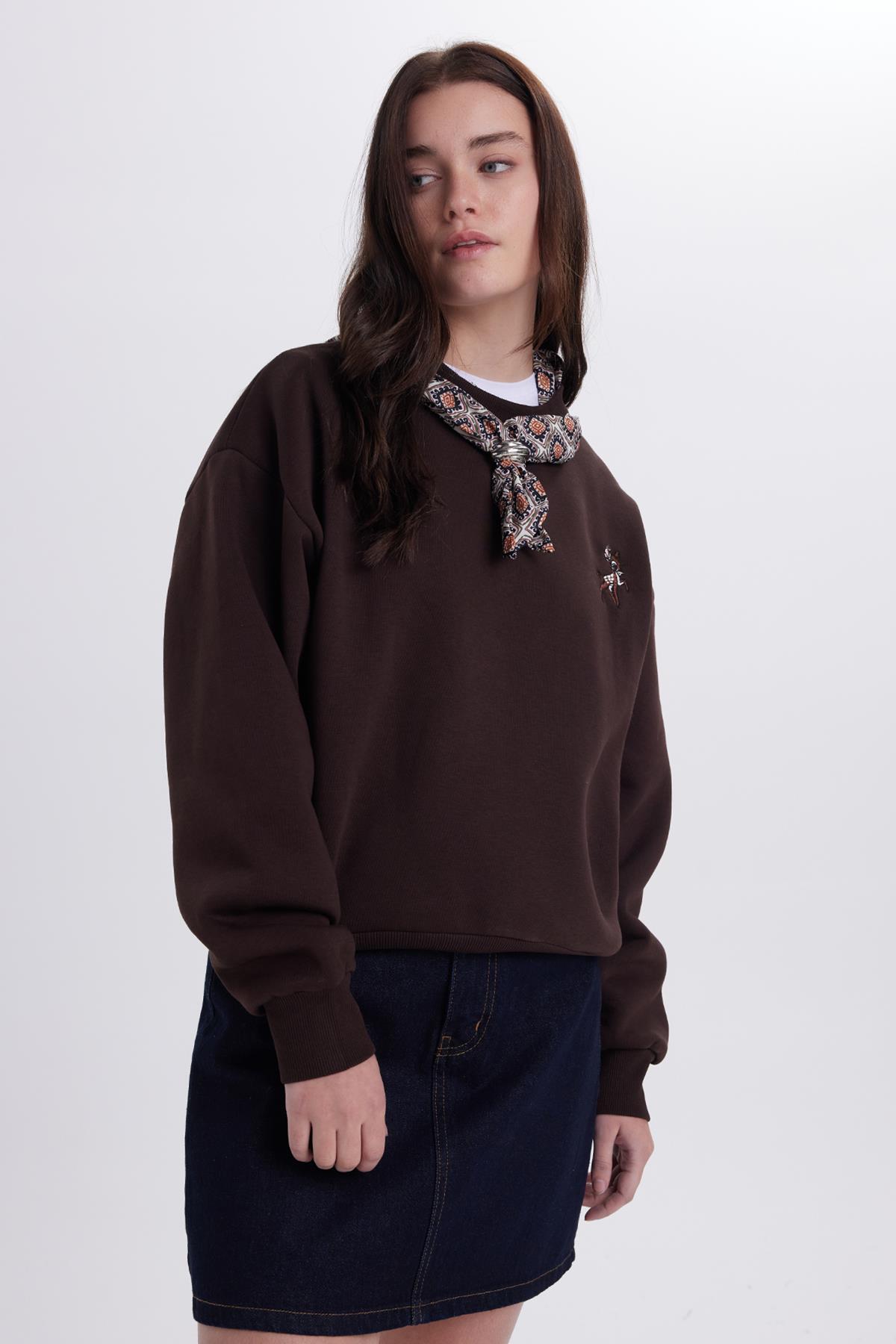 Tudors  Kadın Oversize Geniş Kesim Pamuklu Fular Detaylı Bisiklet Yaka Kahverengi Sweatshirt - Görsel 6