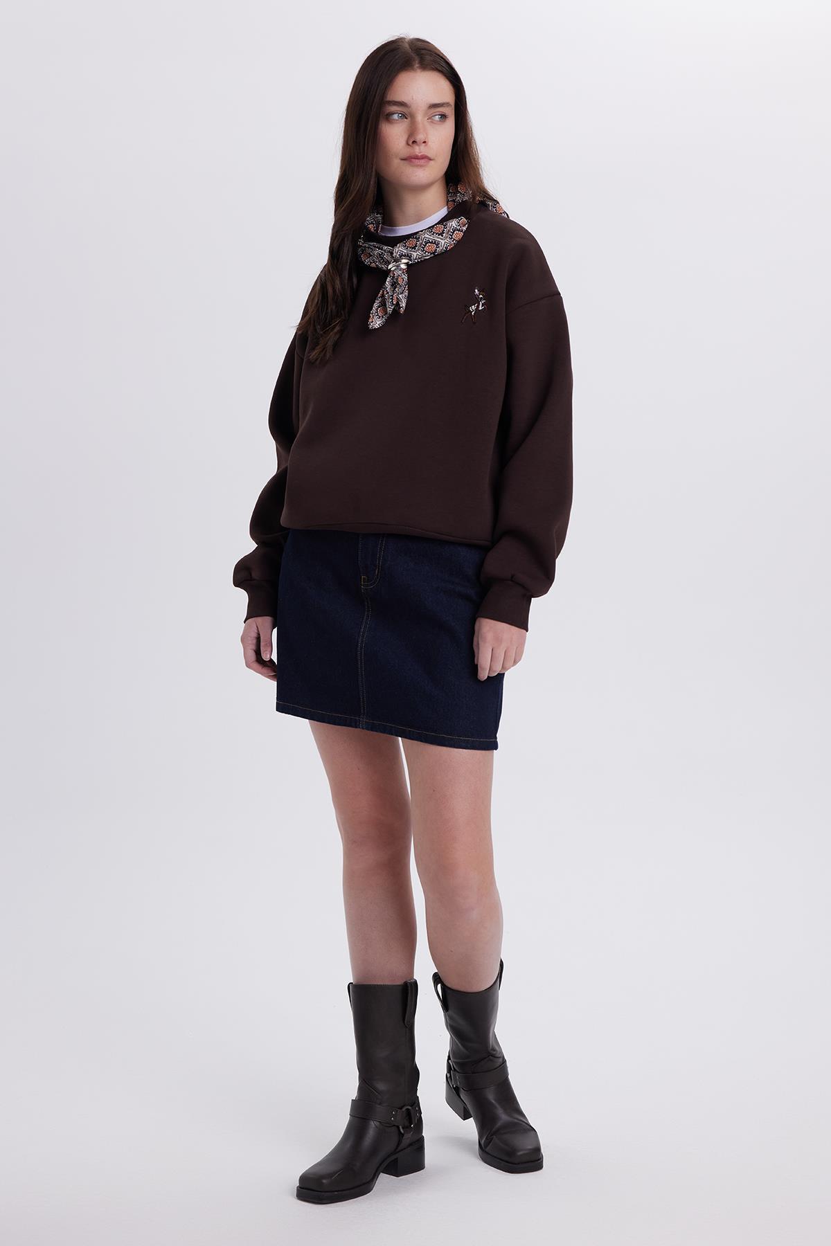 Tudors  Kadın Oversize Geniş Kesim Pamuklu Fular Detaylı Bisiklet Yaka Kahverengi Sweatshirt - Görsel 5