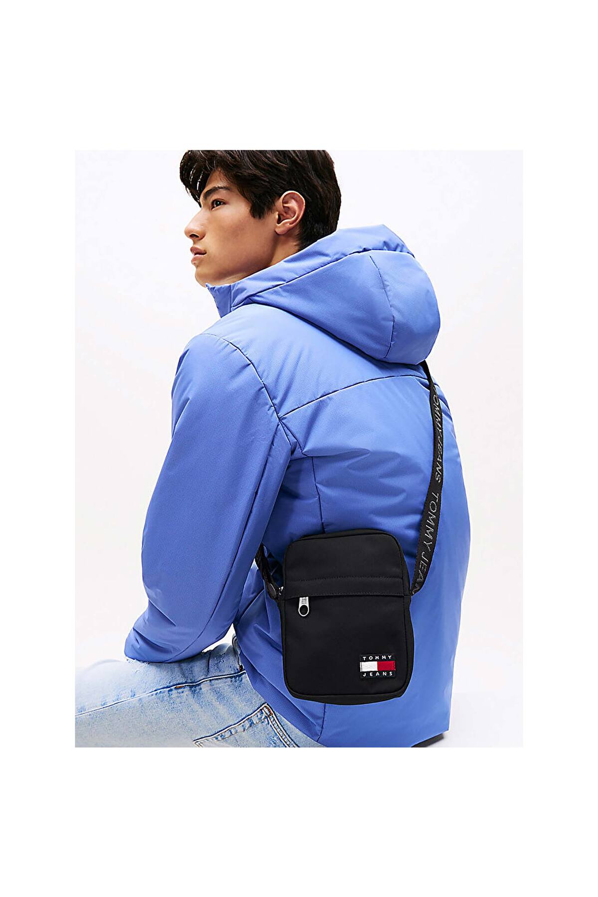 تامی هیلفیگر لباس شیک و غیررسمی مردانه با بند شانه قابل تنظیم و لوگوی برند.