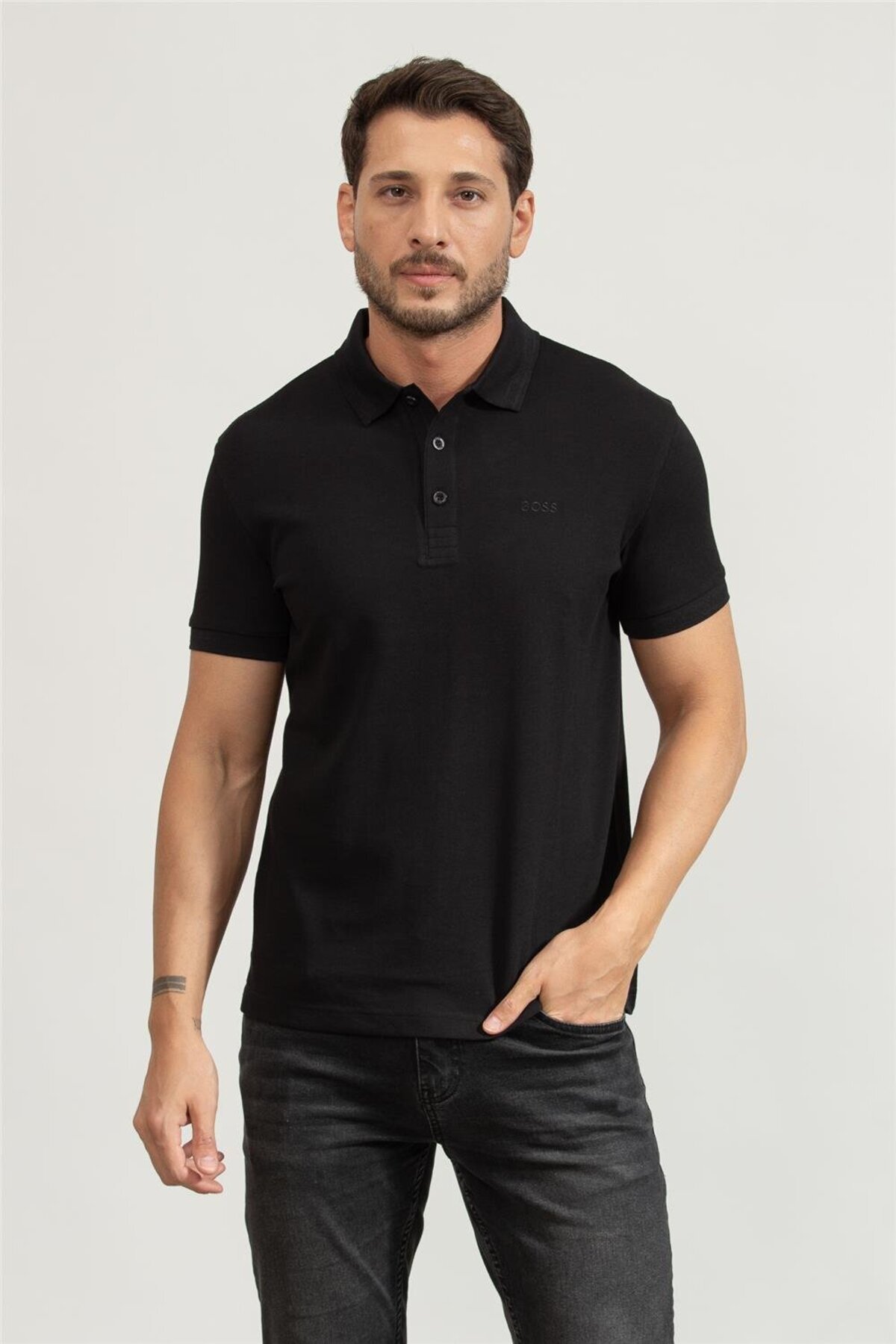 باس پولو شرت مردانه آستین کوتاه با نوار رنگی روی یقه و سرآستین، مشکی، کد ۵۰۴۶۹۰۵۵-۰۰