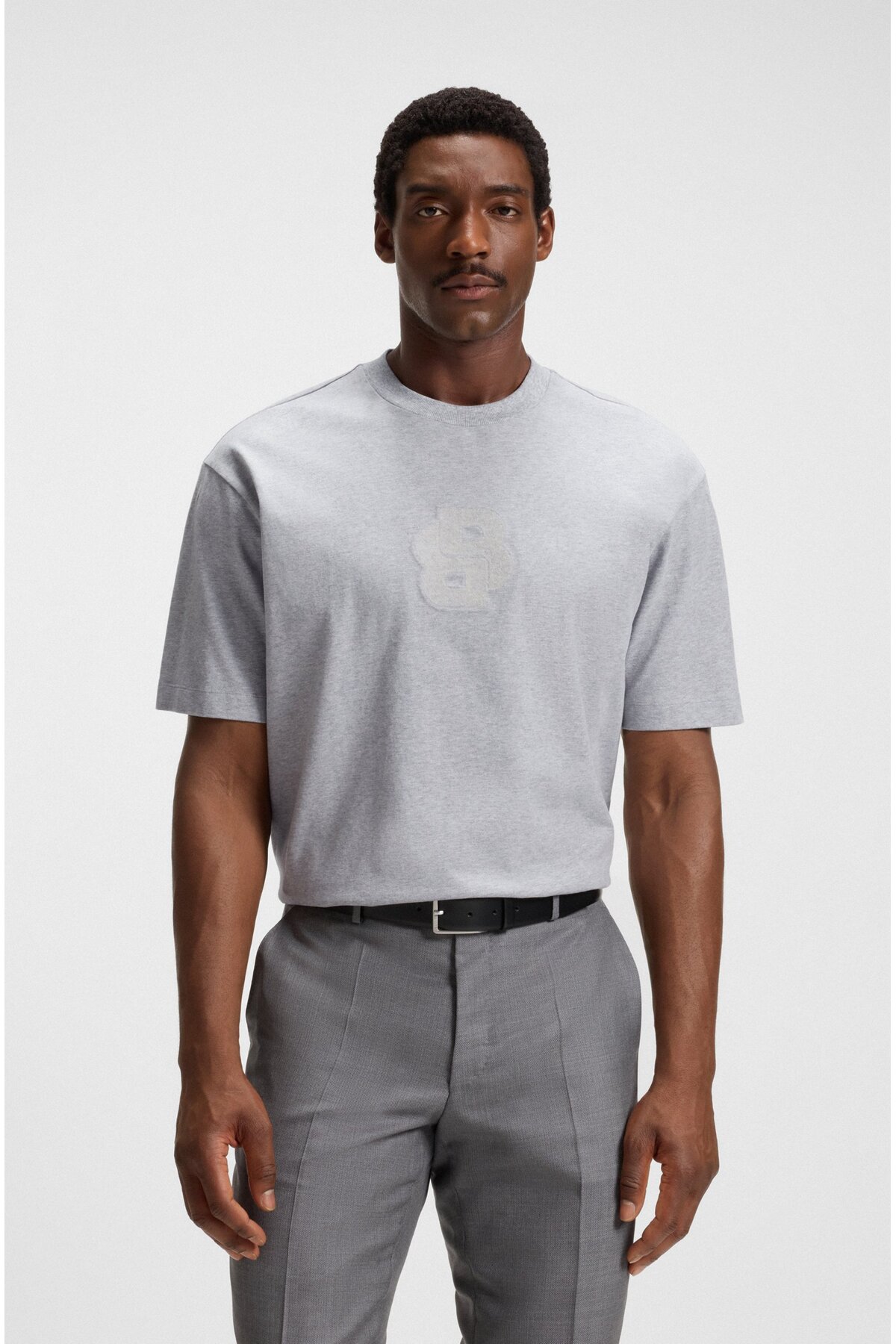 باس تی‌شرت مردانه آستین کوتاه یقه گرد طرح لوگو، رنگ خاکستری، جنس ۱۰۰٪ پنبه، کد ۵۰۵۴۹۱۱۲-۰۷۲