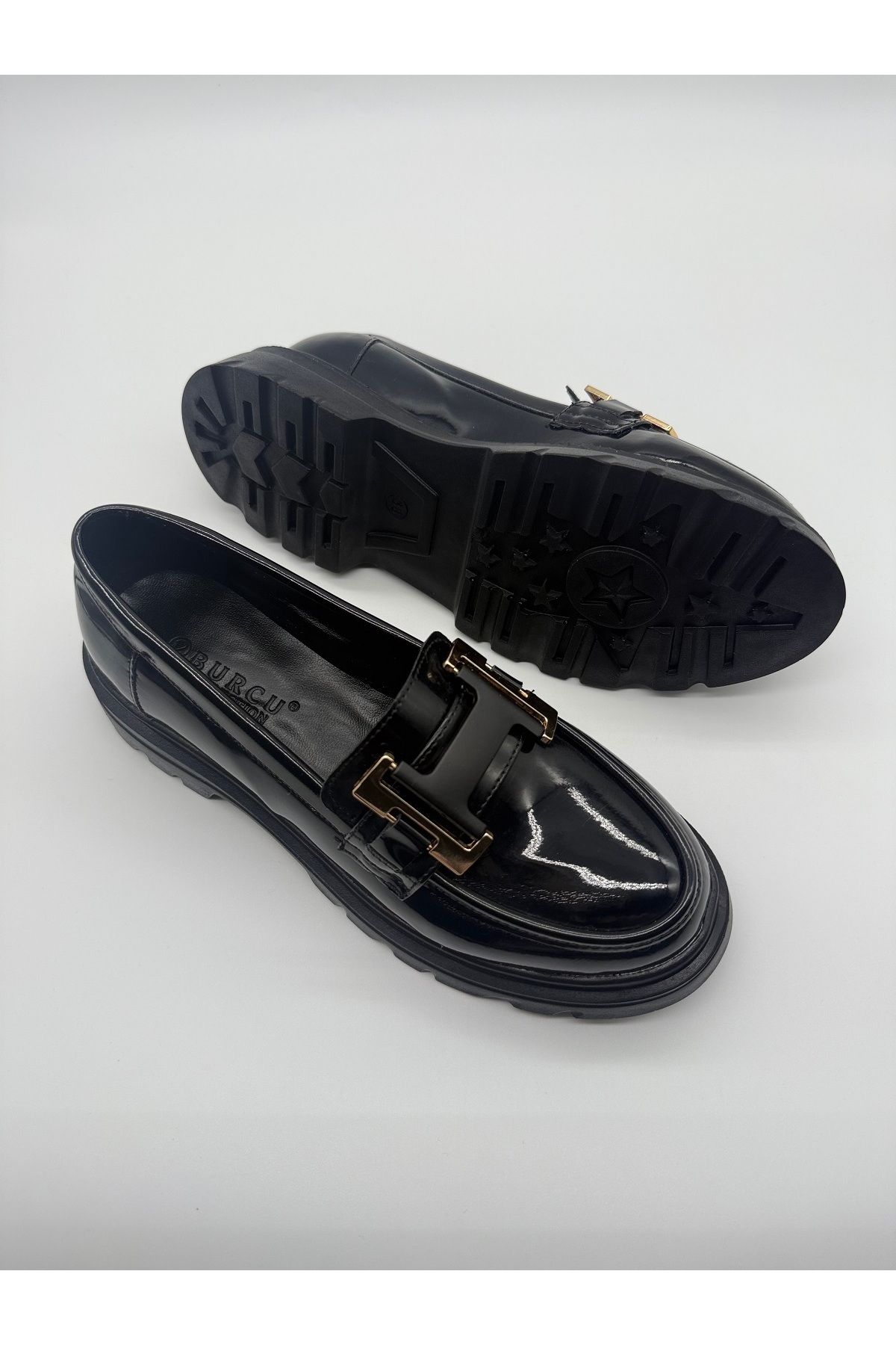 BURCU COLLECTİON HELEN KALIN TABAN GOLD TOKA DETAYLI SİYAH RUGAN LOAFER görsel 4