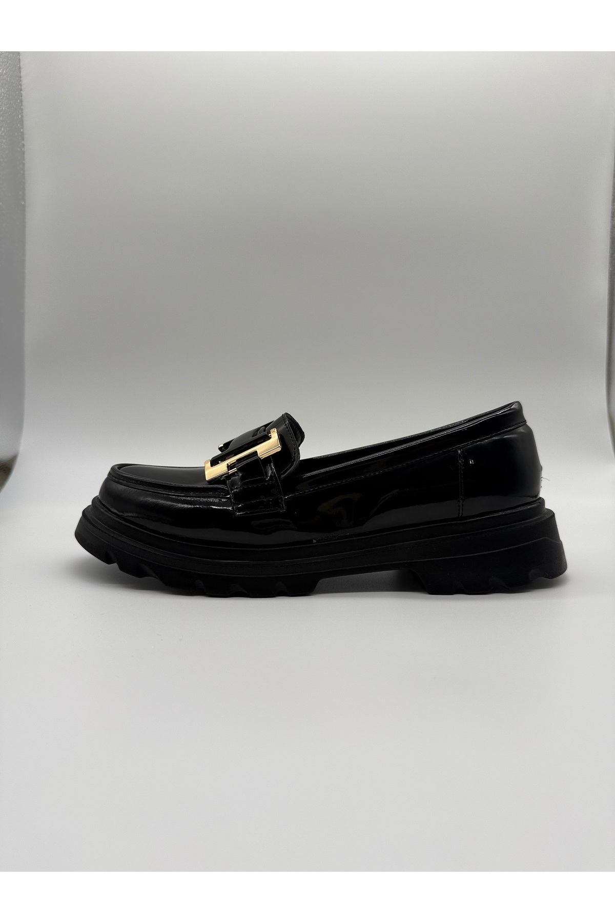BURCU COLLECTİON HELEN KALIN TABAN GOLD TOKA DETAYLI SİYAH RUGAN LOAFER görsel 7