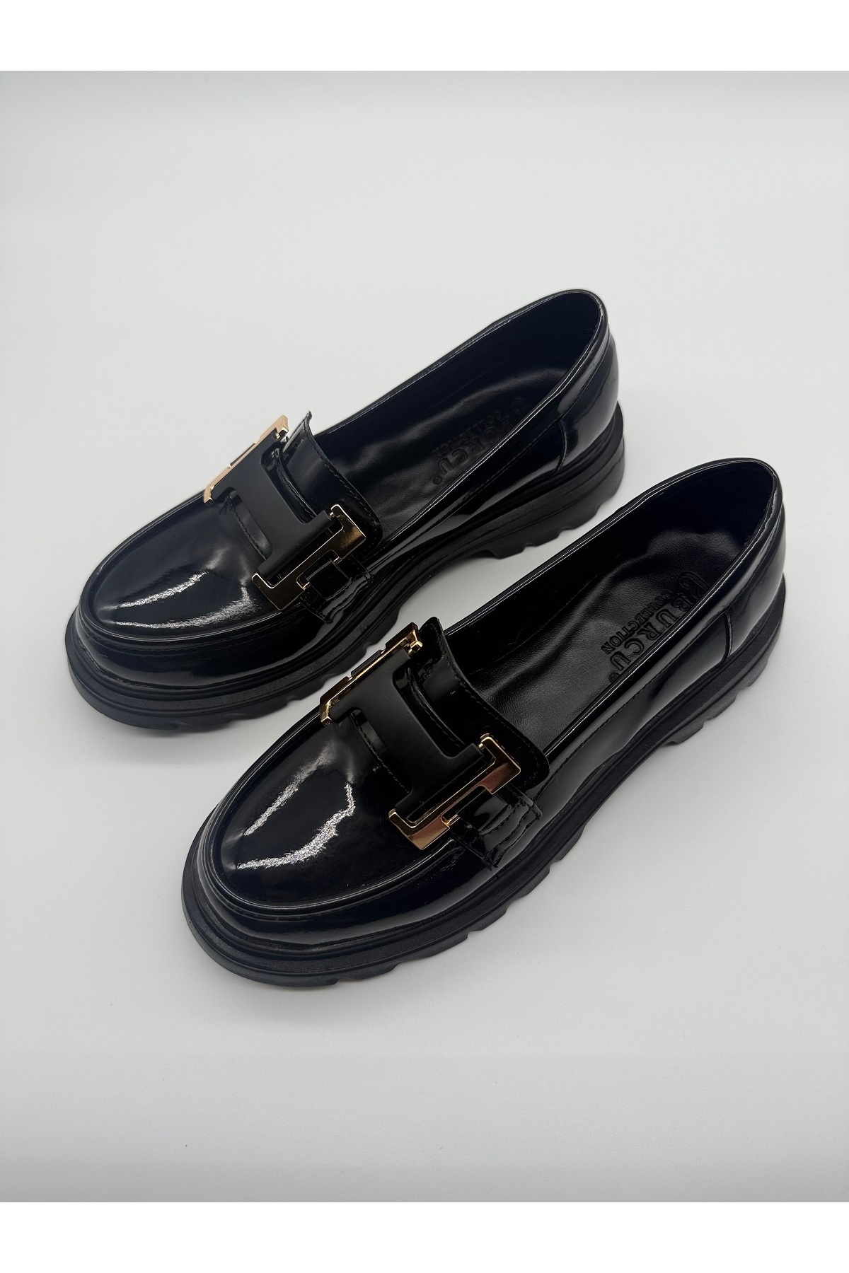 BURCU COLLECTİON HELEN KALIN TABAN GOLD TOKA DETAYLI SİYAH RUGAN LOAFER görsel 3