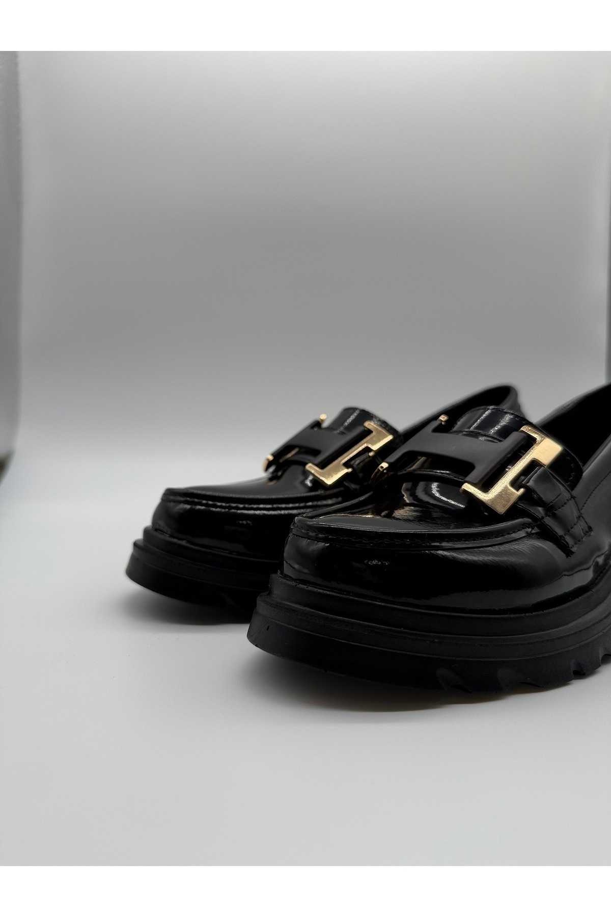 BURCU COLLECTİON HELEN KALIN TABAN GOLD TOKA DETAYLI SİYAH RUGAN LOAFER görsel 6