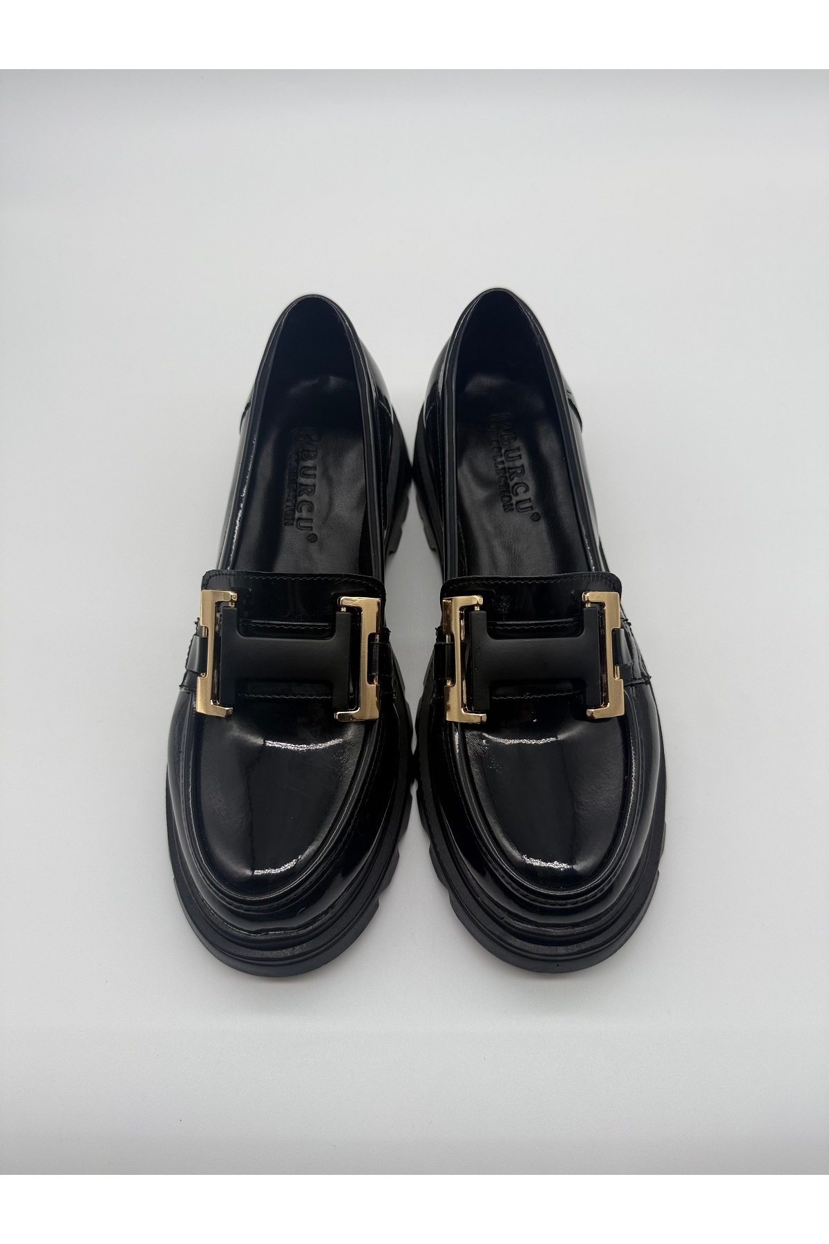 BURCU COLLECTİON HELEN KALIN TABAN GOLD TOKA DETAYLI SİYAH RUGAN LOAFER görsel 2