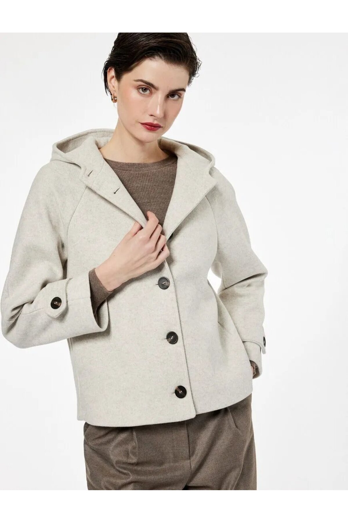 Koton Kurzer Kaschmirmantel mit langen Ärmeln, Taschen und Knöpfen und Kapuze