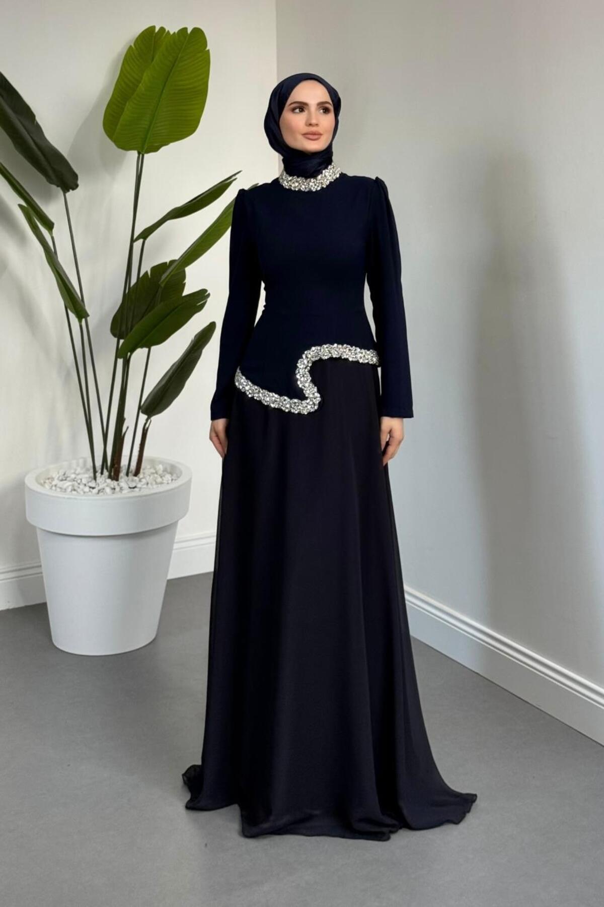 MERVEN AKYÜZ Ravell Boynu Ve Bel Kısmı Taşlı Abiye Koyu Lacivert