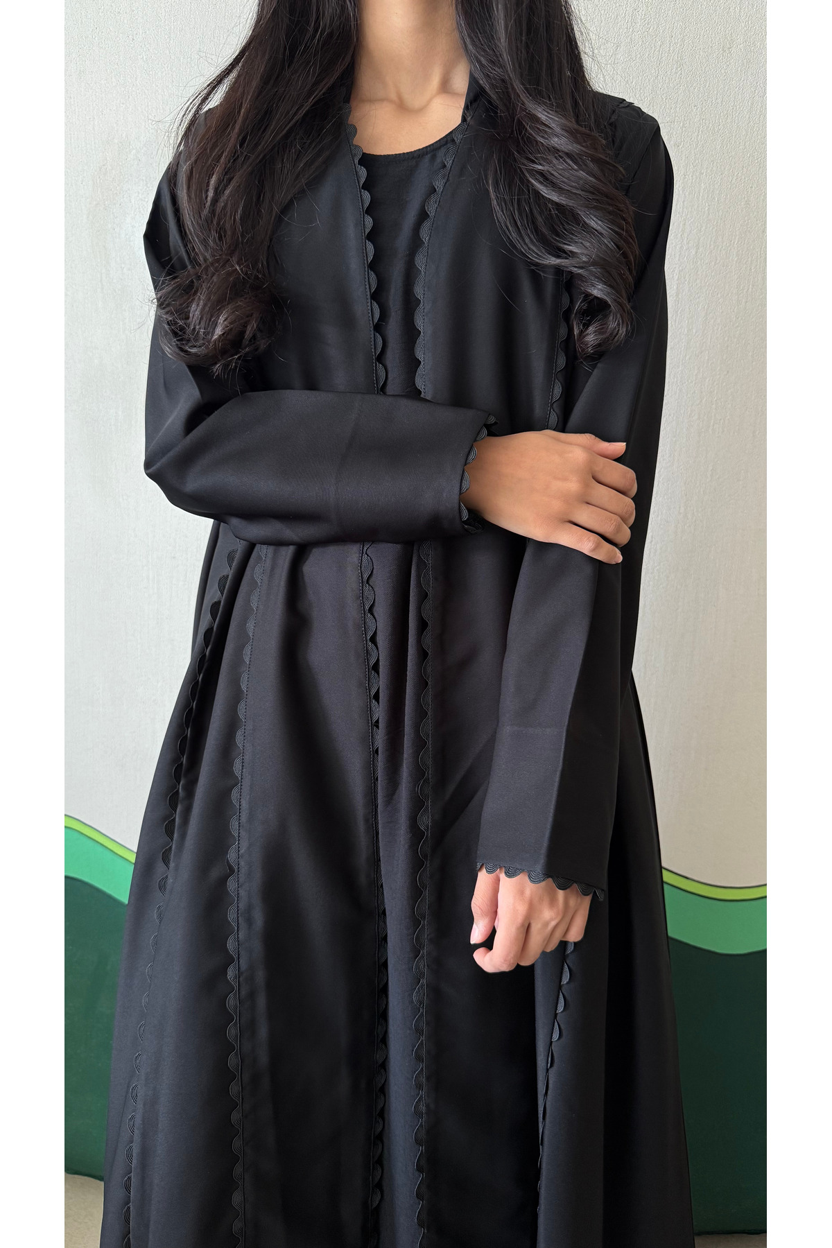 AYA عباية سوداء بتفاصيل مموجة