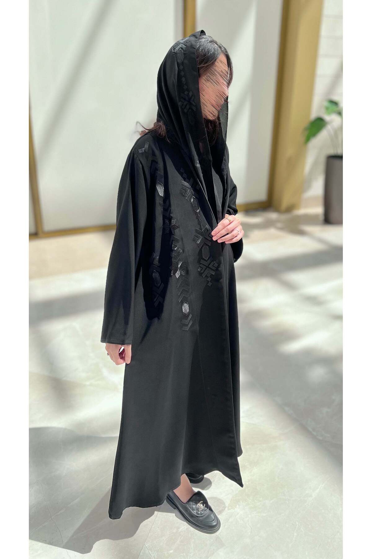 AYA عباية سوداء مع تطريز أسود على الجهة الأمامية
