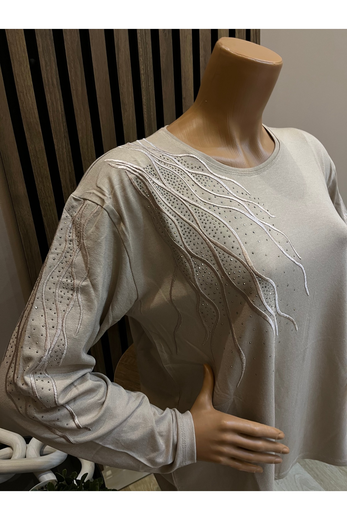 AKMAVİ  Kadın Orta Yaş Ve Üzeri Baget Taşlı Bej Anne Penye Bluz - Görsel 3