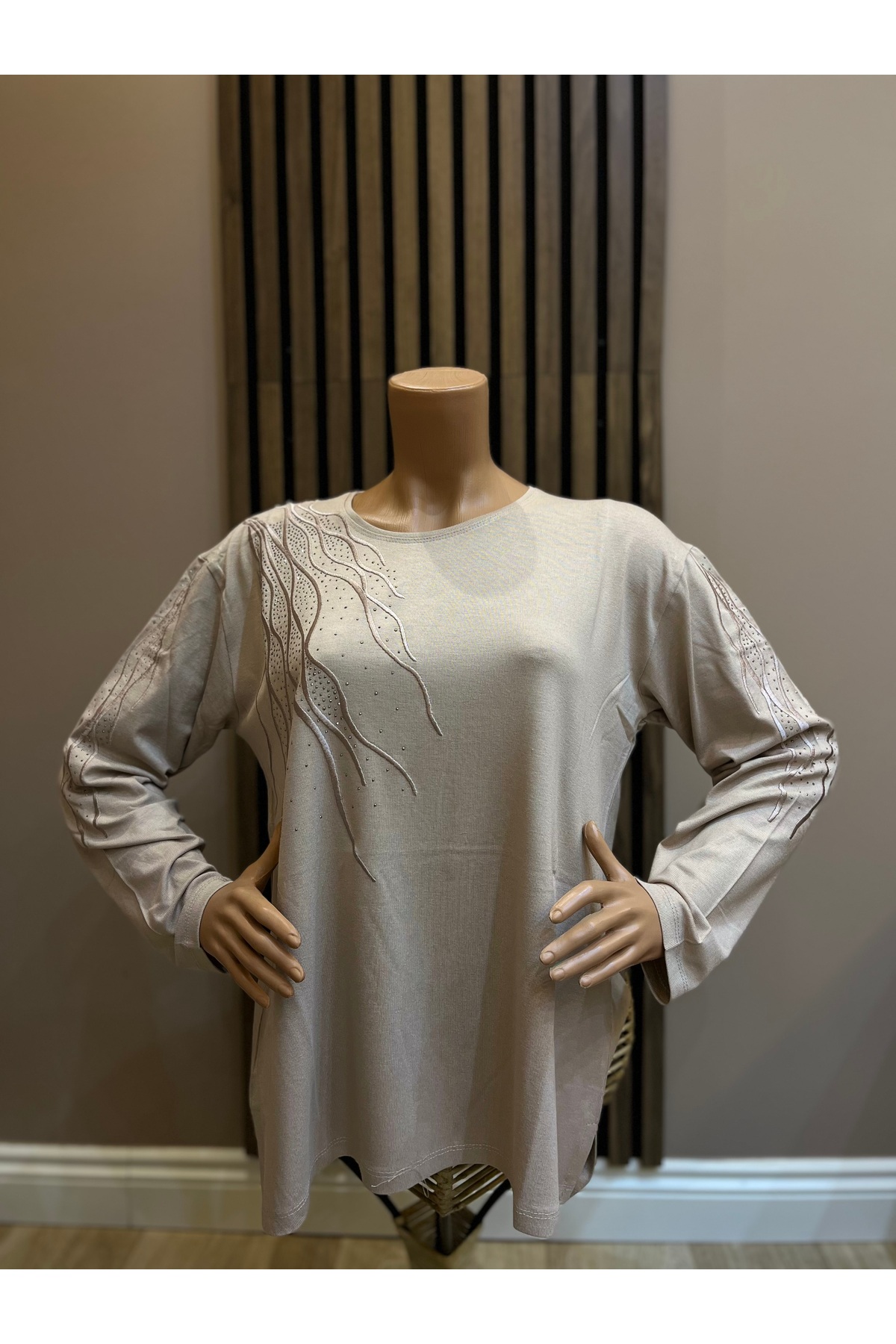 AKMAVİ  Kadın Orta Yaş Ve Üzeri Baget Taşlı Bej Anne Penye Bluz