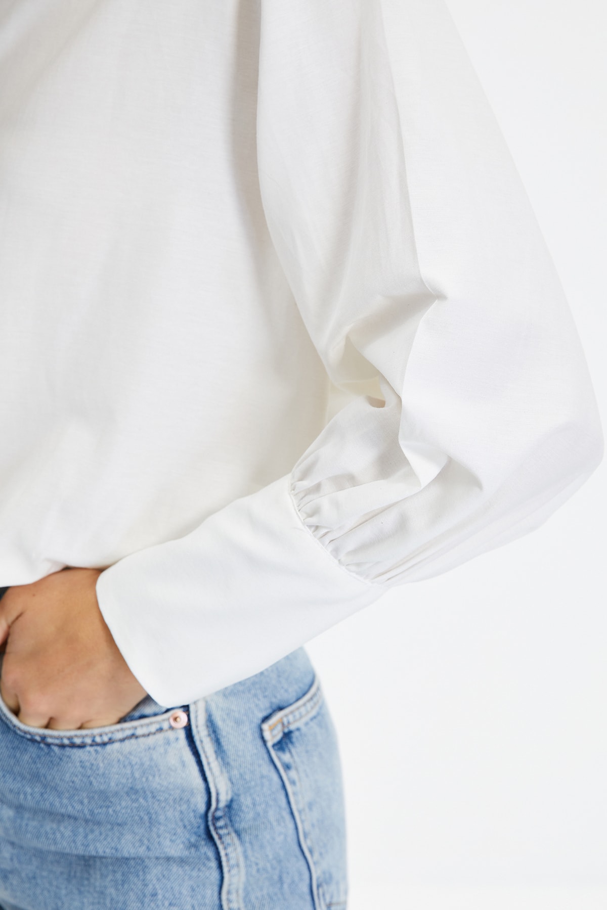 Trendyolmilla  Ekru Düğmeli Pamuklu Geniş Manşet Detaylı Oversize Dokuma Gömlek TWOAW22GO0509 - Görsel 4