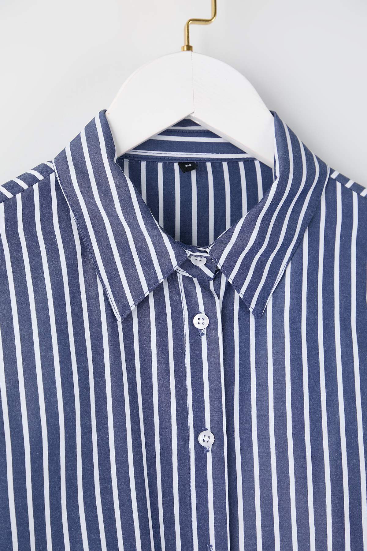 Trendyolmilla  Lacivert-Beyaz Korse Detaylı Bele Oturan Gömlek TWOAW26GO00055 - Görsel 8