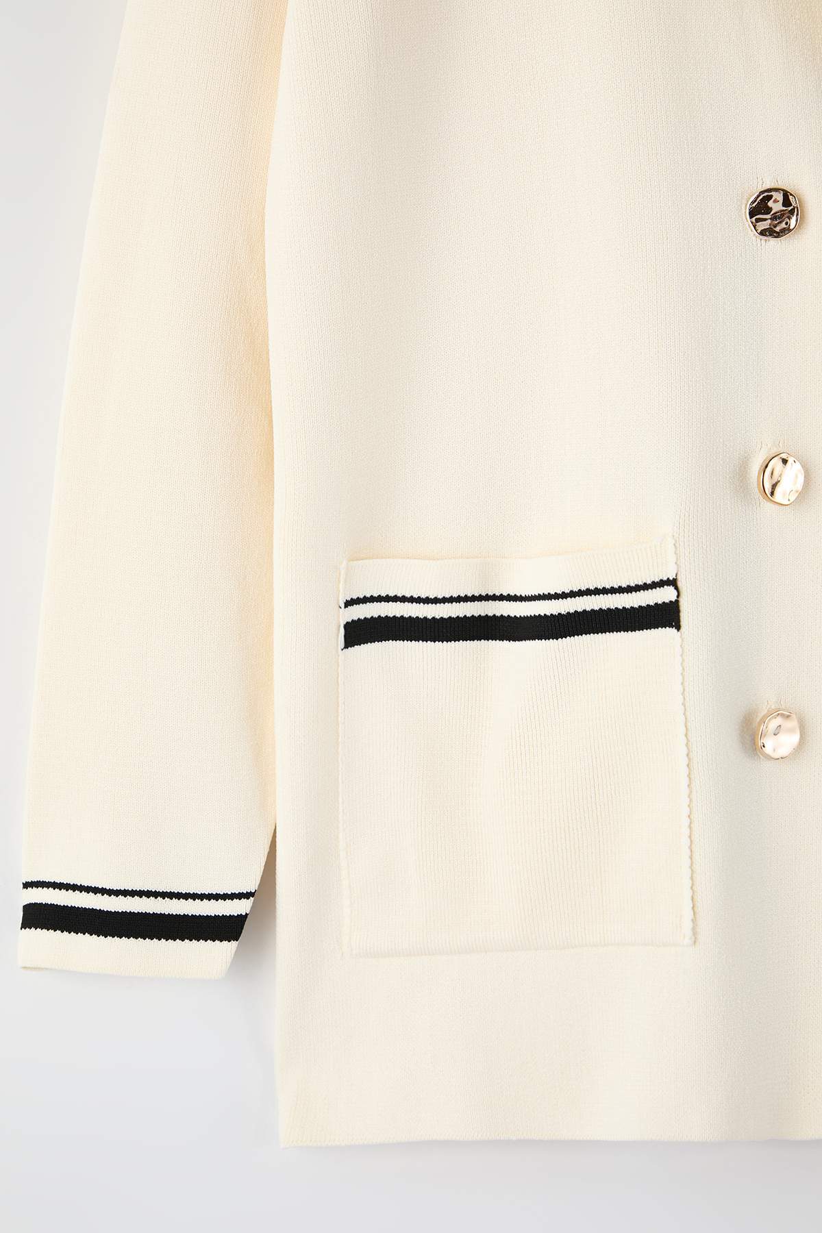 Trendyolmilla  Ekru Ceket Yaka Çizgi Detaylı Triko Ceket Görünümlü Hırka TBBAW26AV00002 - Görsel 6