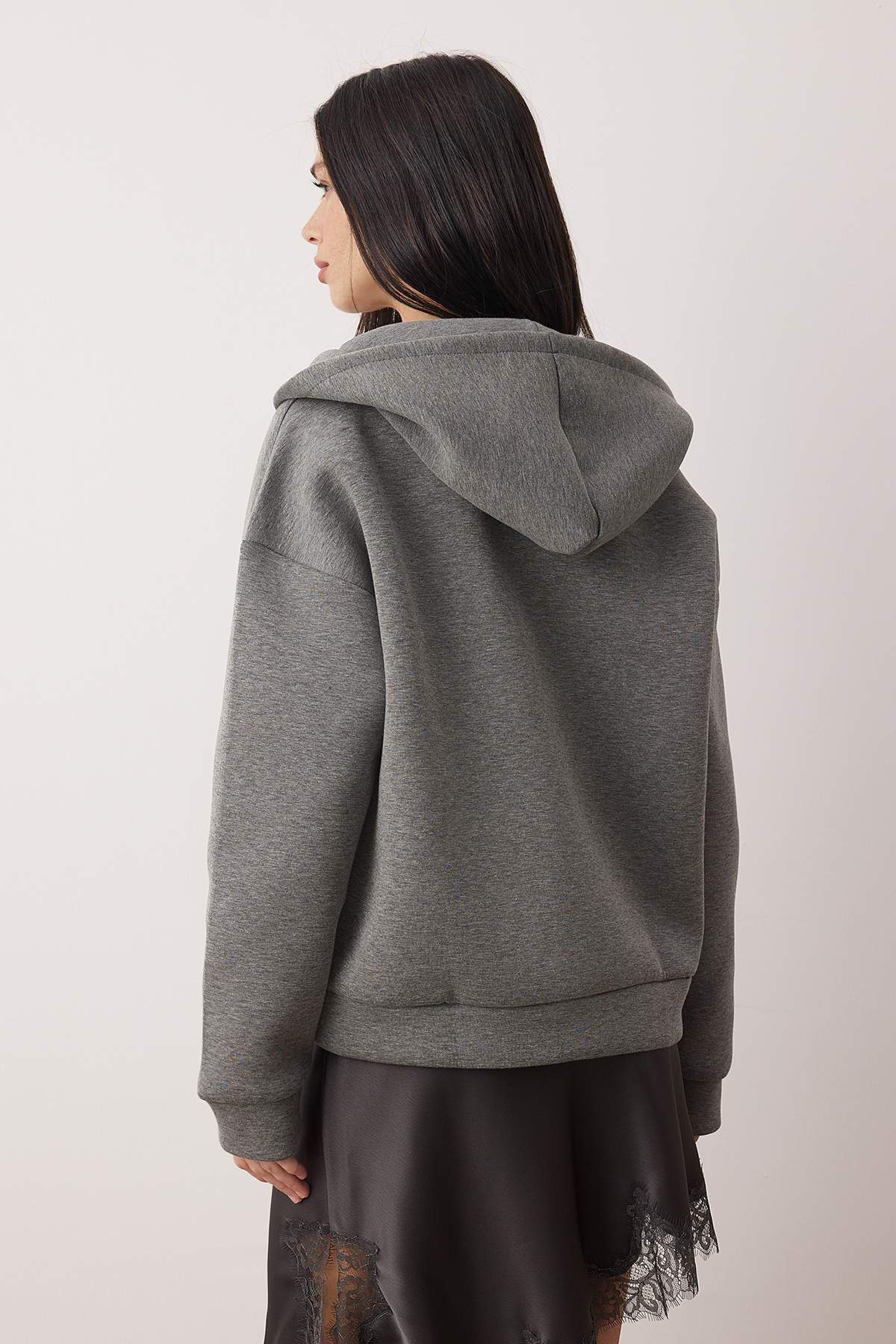 Trendyolmilla  Wardrobe Essentials – Antrasit Melanj Oversize Kapüşonlu Örme Sweatshirt |TWOAW26SW00018 - Görsel 4