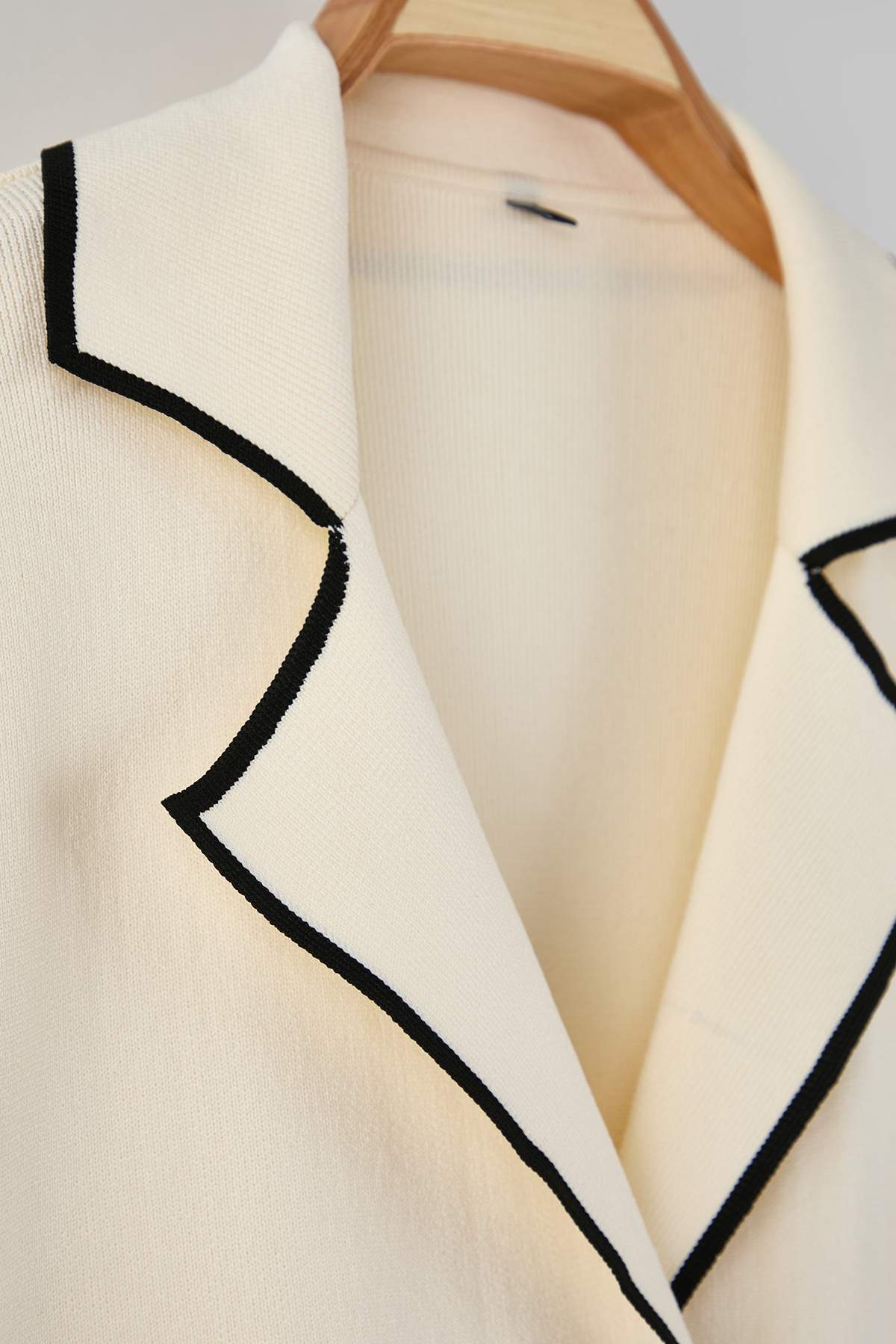 Trendyolmilla  Ekru Ceket Yaka Çizgi Detaylı Triko Ceket Görünümlü Hırka TBBAW26AV00002 - Görsel 7