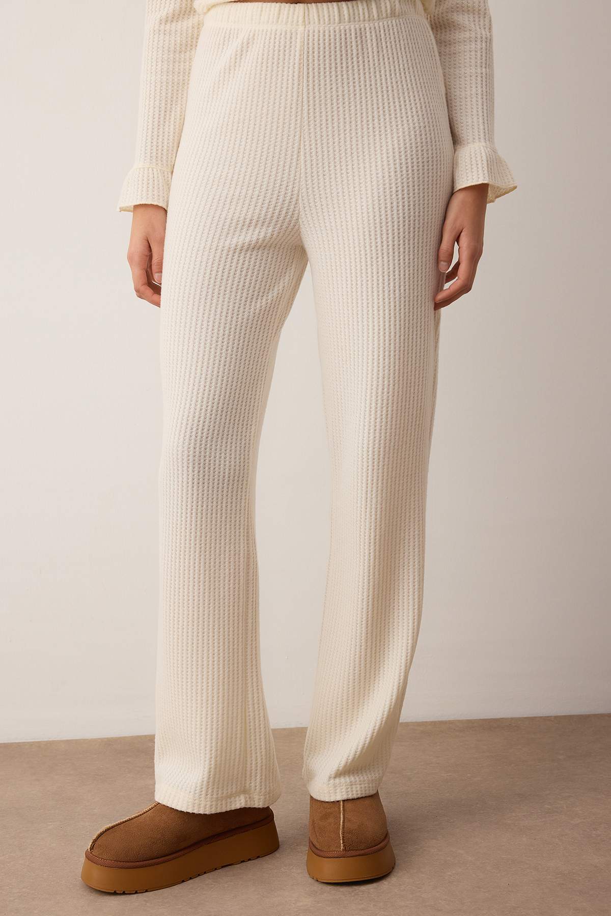 Trendyolmilla  Ekru Fırfırlı Waffle Örme Pijama Takımı THMAW26PT00126 - Görsel 3