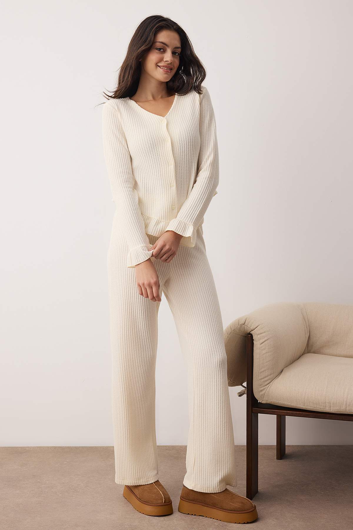 Trendyolmilla  Ekru Fırfırlı Waffle Örme Pijama Takımı THMAW26PT00126 - Görsel 2