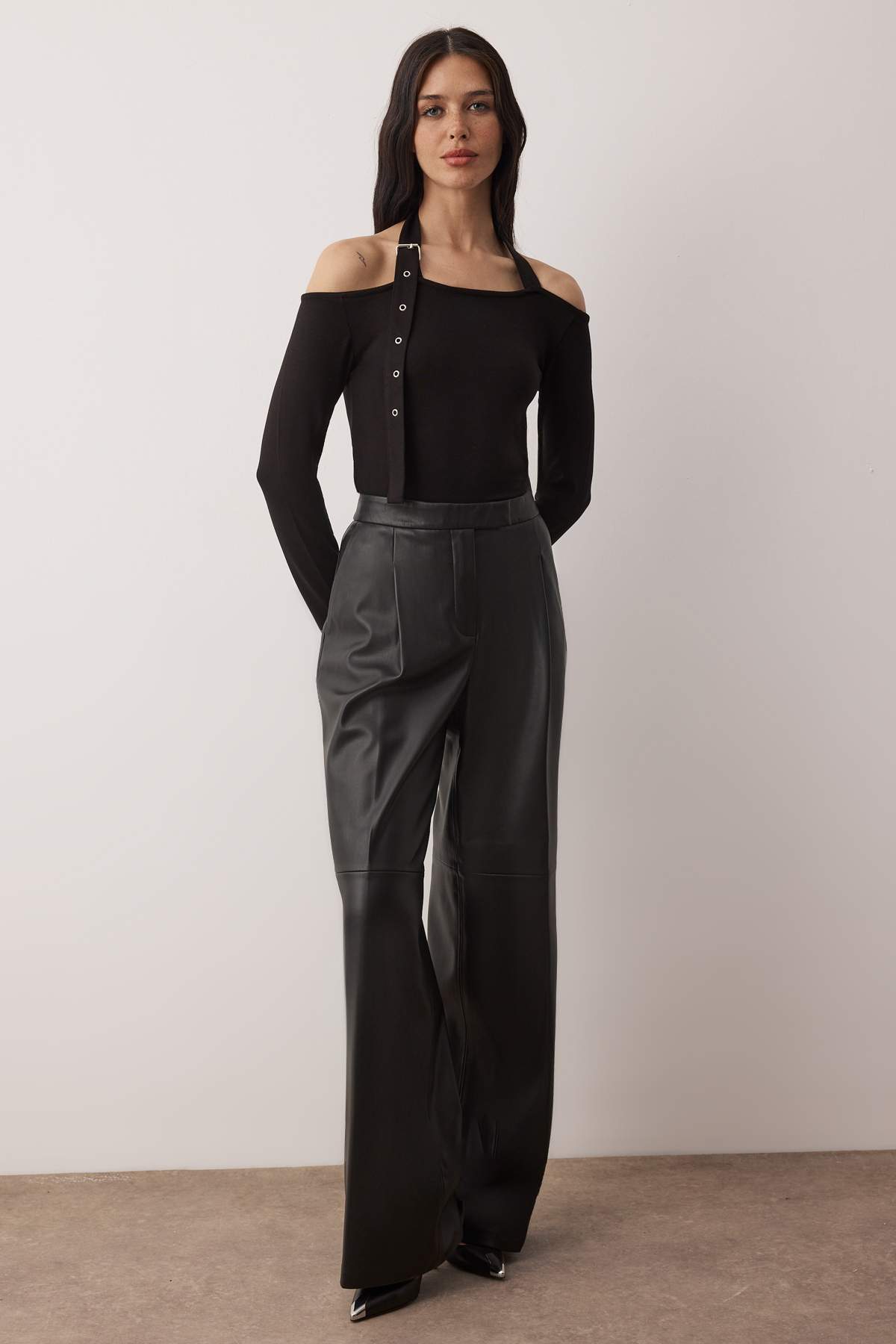 Trendyolmilla  Siyah Boyundan Aksesuar Kemer Detaylı Fitted/Vücuda Oturan Örme Bluz TWOAW26BZ00197 - Görsel 2