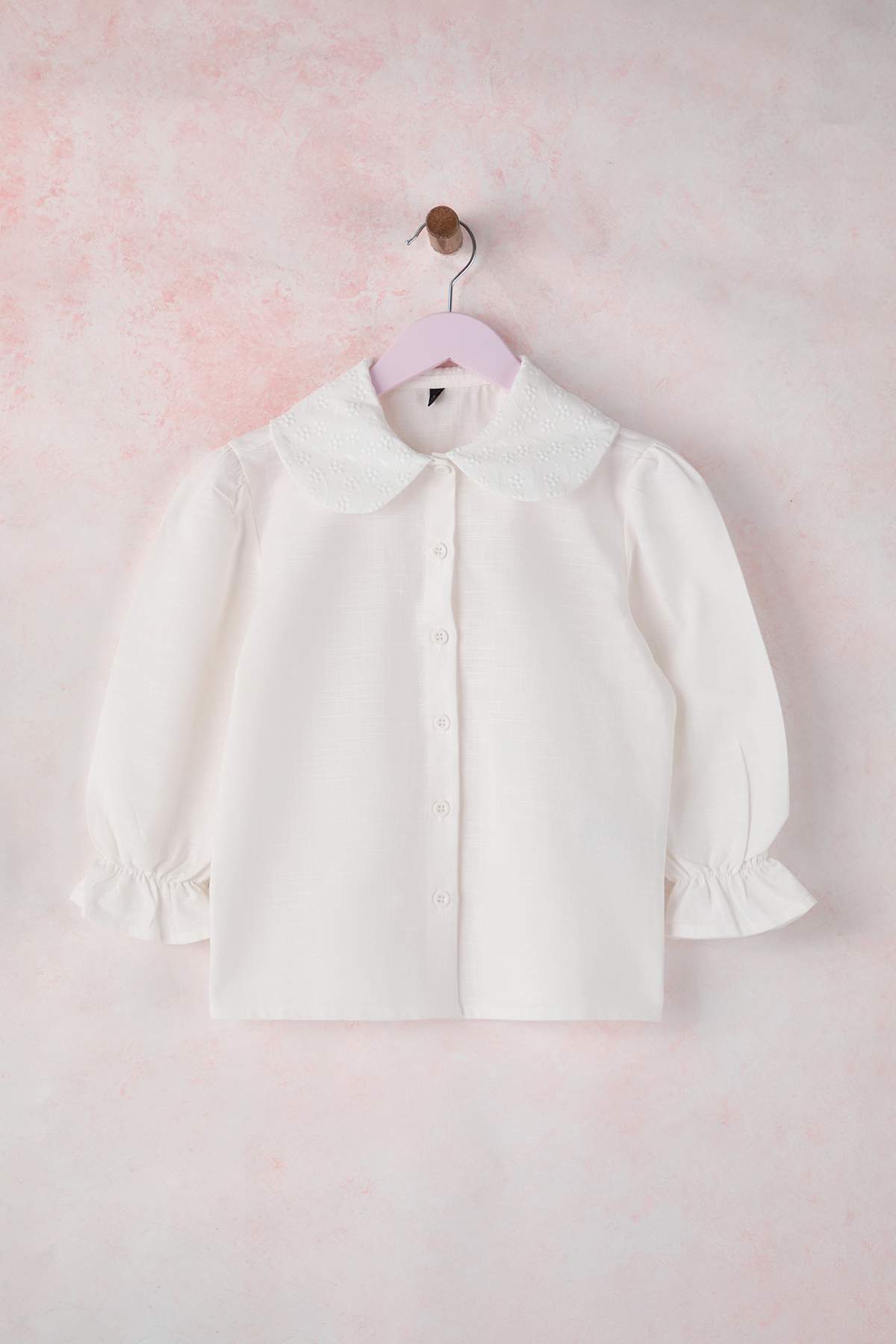 TRENDYOLKIDS Biela bavlnená dievčenská košeľa s golierom TKDAW25GO00012