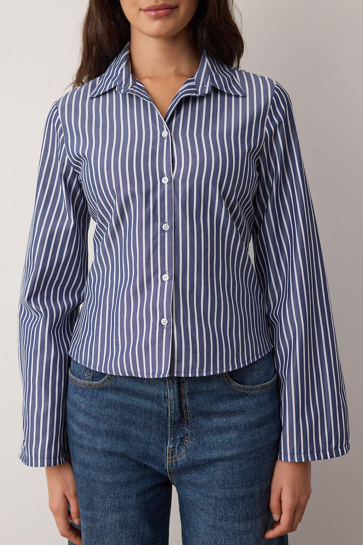 Trendyolmilla  Lacivert-Beyaz Korse Detaylı Bele Oturan Gömlek TWOAW26GO00055 - Görsel 3