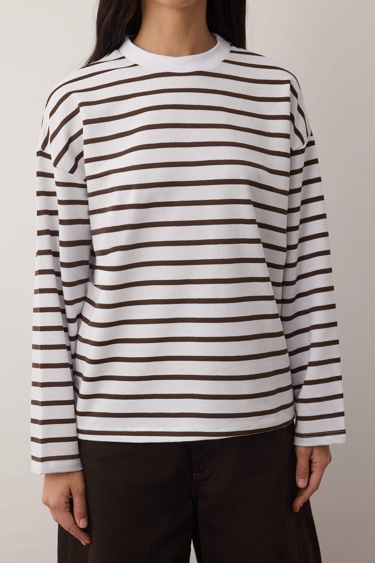 Trendyolmilla  Kahverengi Çizgili Oversize/Geniş Kesim Bisiklet Yaka İnce Örme Sweatshirt TWOAW23SW00326 - Görsel 3