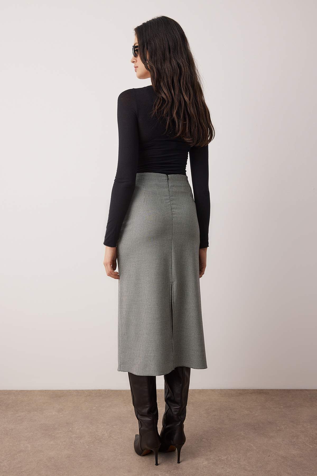 Trendyolmilla  Siyah-Beyaz Anvelop Detaylı Midi Dokuma Etek TWOAW26ET00157 - Görsel 4