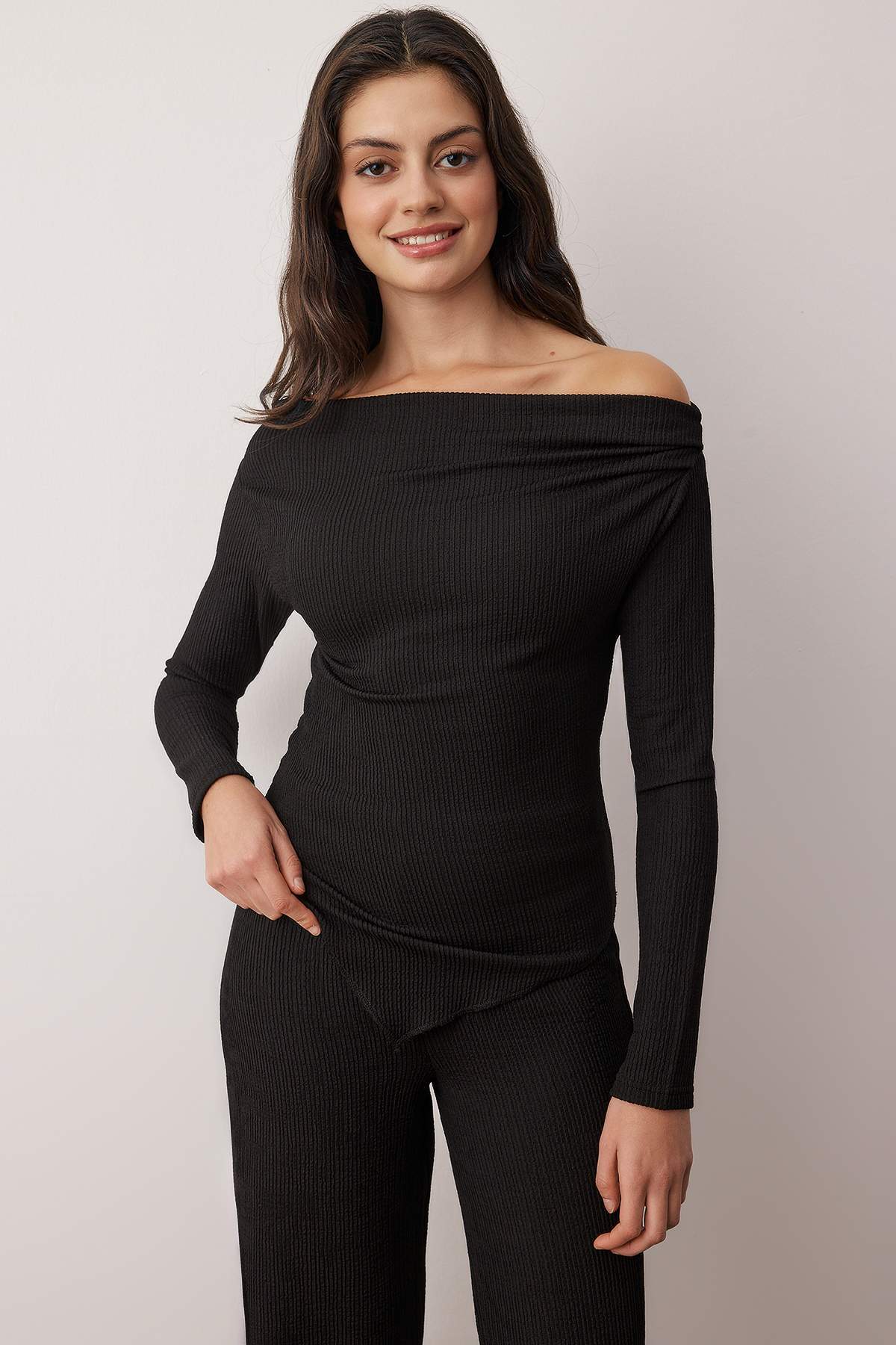 Trendyolmilla  Siyah Kayık Yaka Asimetrik Vücuda Oturan Üst Straigth Alt Örme Alt - Üst Takım TWOAW26AU00141 - Görsel 2