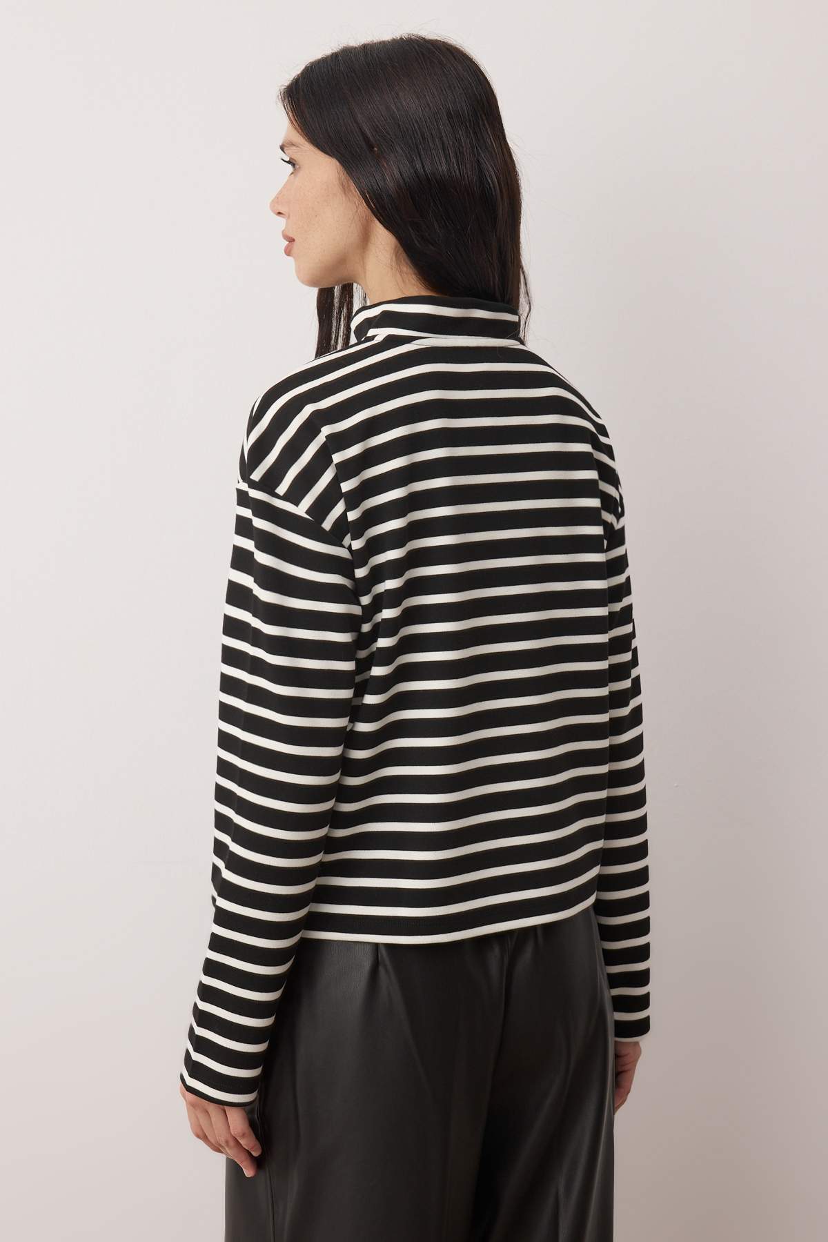 Trendyolmilla  Siyah Çizgili Gizli Fermuarlı Oversize/Geniş Kalıp İnce Örme Sweatshirt TWOAW26SW00242 - Görsel 4