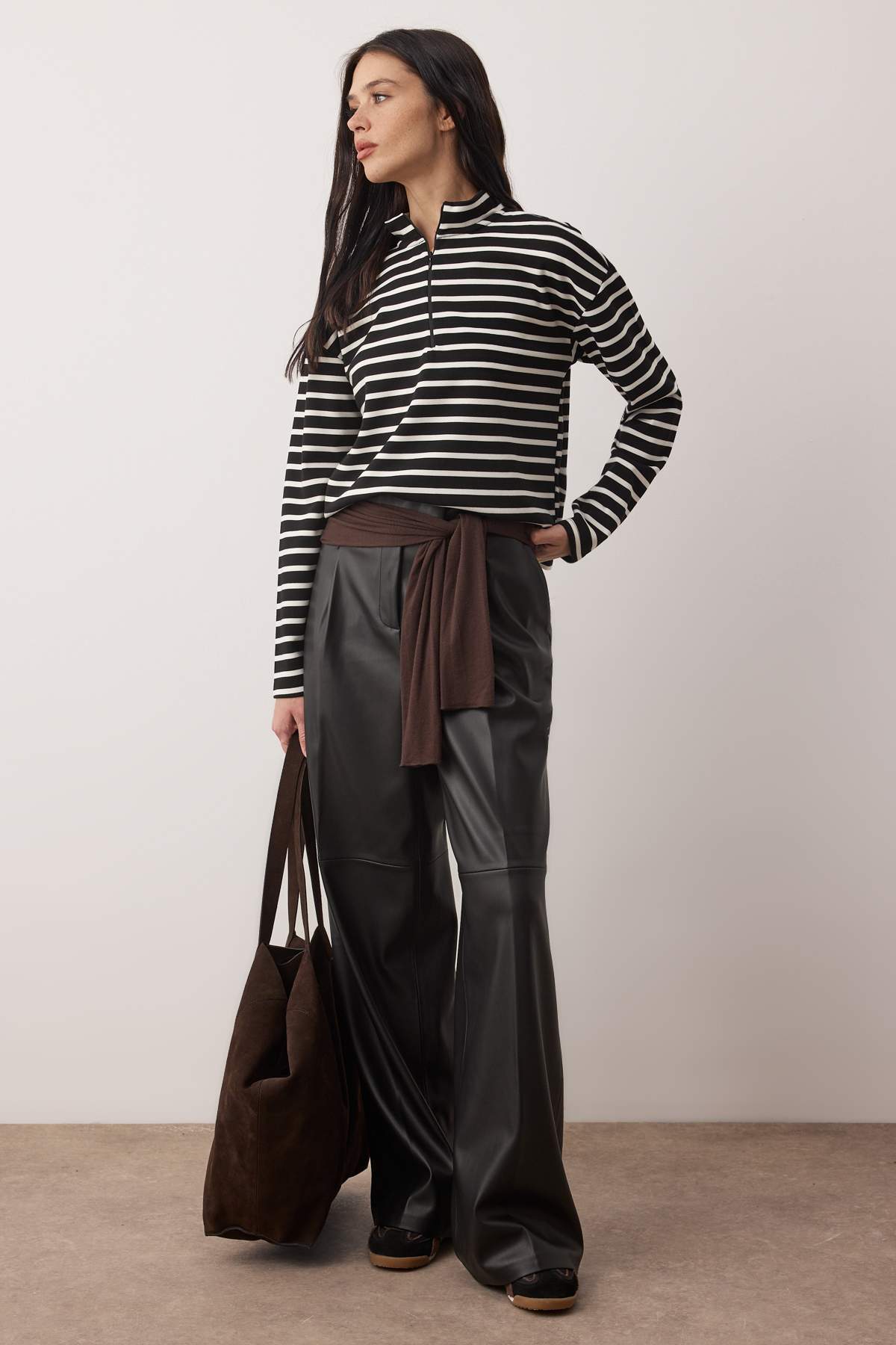 Trendyolmilla  Siyah Çizgili Gizli Fermuarlı Oversize/Geniş Kalıp İnce Örme Sweatshirt TWOAW26SW00242 - Görsel 2