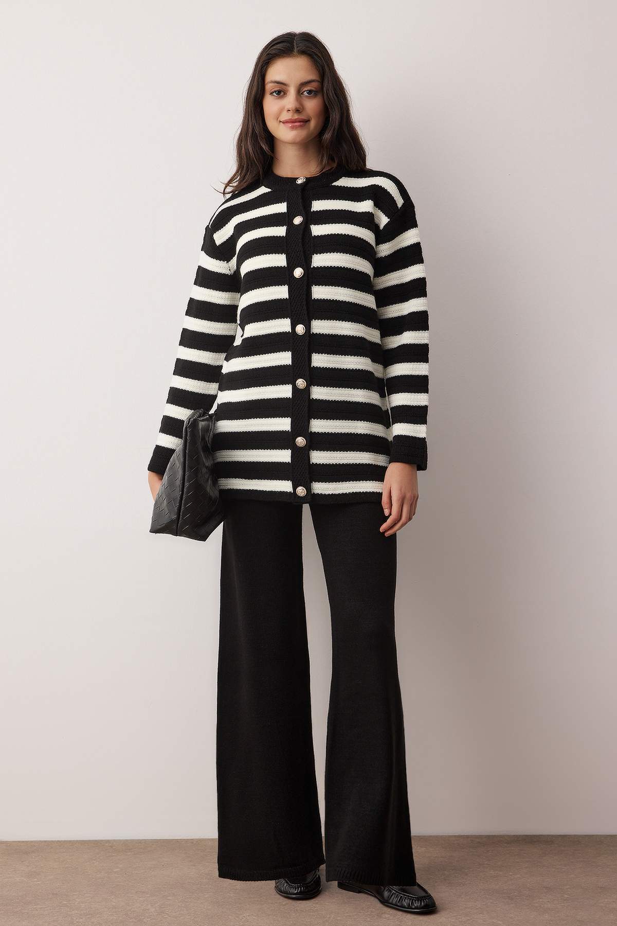 Trendyol Modest Schwarzes, durchbrochenes, gestreiftes Trikot-Hijab-Set (Unterteil und Oberteil) TCTAW26US00070