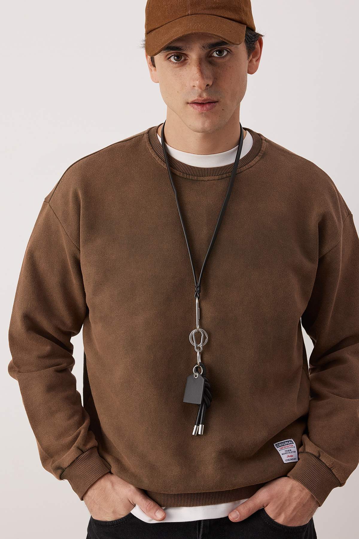 Trendyolmilla  Kahverengi Oversize/Geniş Kesim Eskitme/Soluk Efektli Şardonsuz Sweatshirt TMNAW24SW00021 - Görsel 2