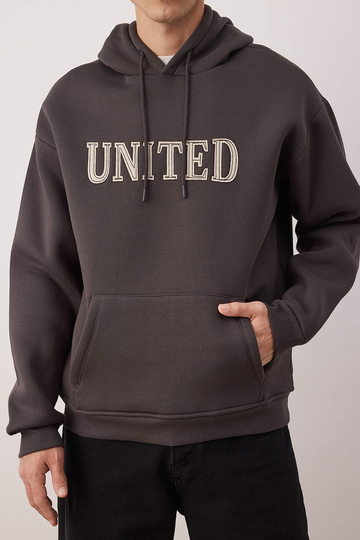 Trendyolmilla  Antrasit Oversize/ Geniş Kesim Aplike Nakışlı Sweatshirt TMNAW26SW00056 - Görsel 4